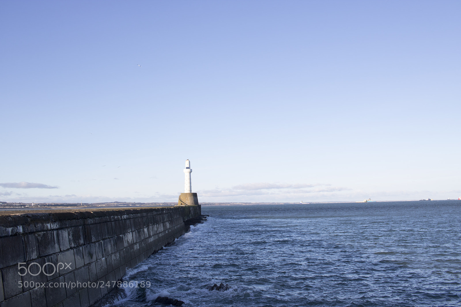 Canon EOS 750D (EOS Rebel T6i / EOS Kiss X8i) sample photo. Aberdeen lighthouse in front photography