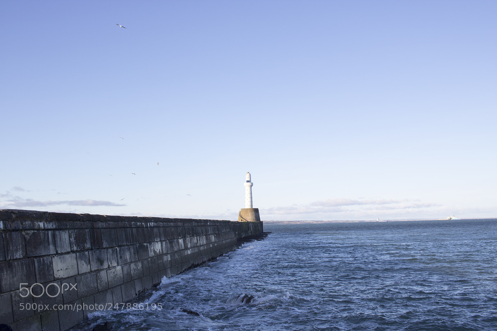 Canon EOS 750D (EOS Rebel T6i / EOS Kiss X8i) sample photo. Aberdeen lighthouse in front photography