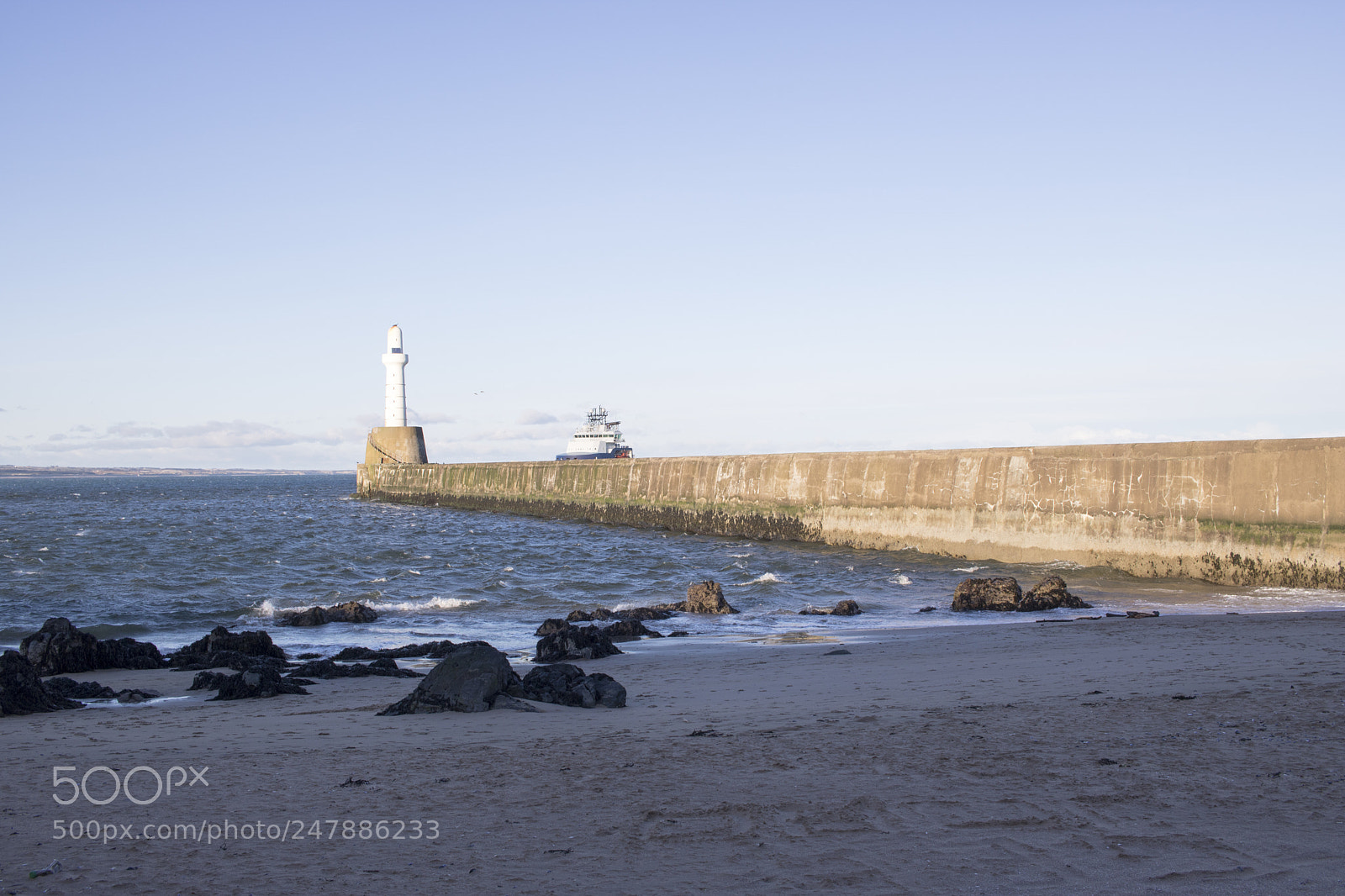 Canon EOS 750D (EOS Rebel T6i / EOS Kiss X8i) sample photo. Aberdeen lighthouse in front photography