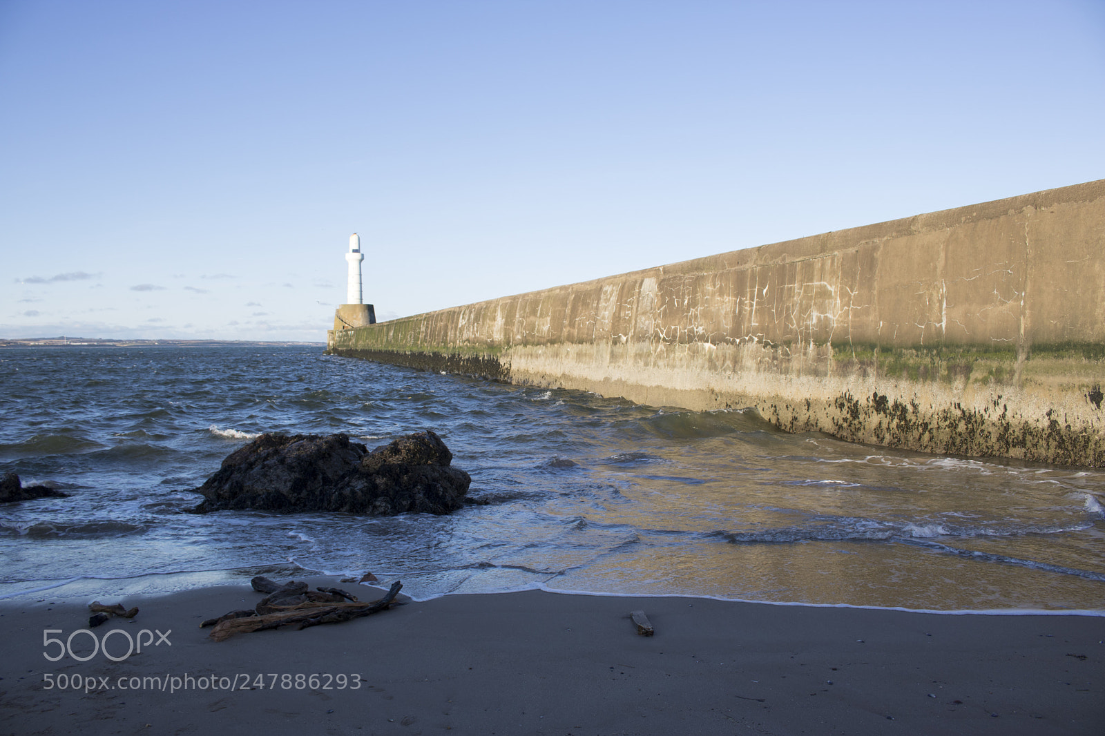 Canon EOS 750D (EOS Rebel T6i / EOS Kiss X8i) sample photo. Aberdeen lighthouse in front photography