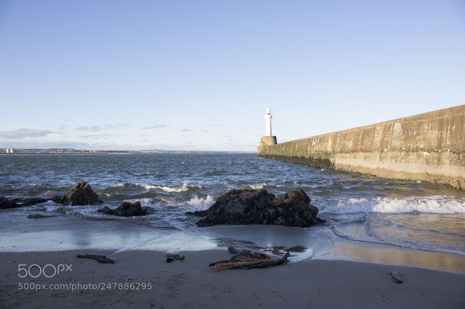 Canon EOS 750D (EOS Rebel T6i / EOS Kiss X8i) sample photo. Aberdeen lighthouse in front photography