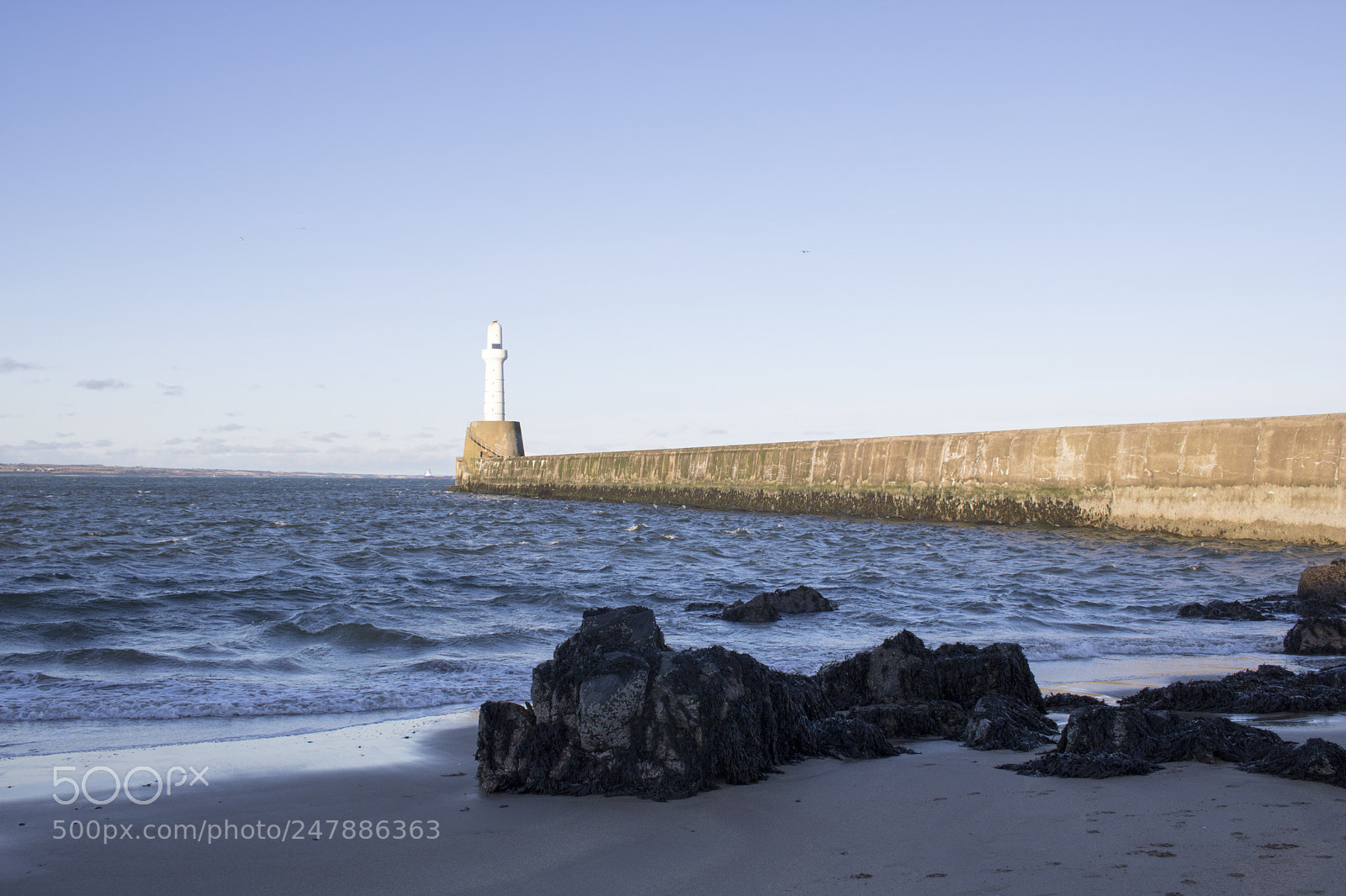 Canon EOS 750D (EOS Rebel T6i / EOS Kiss X8i) sample photo. Aberdeen lighthouse in front photography