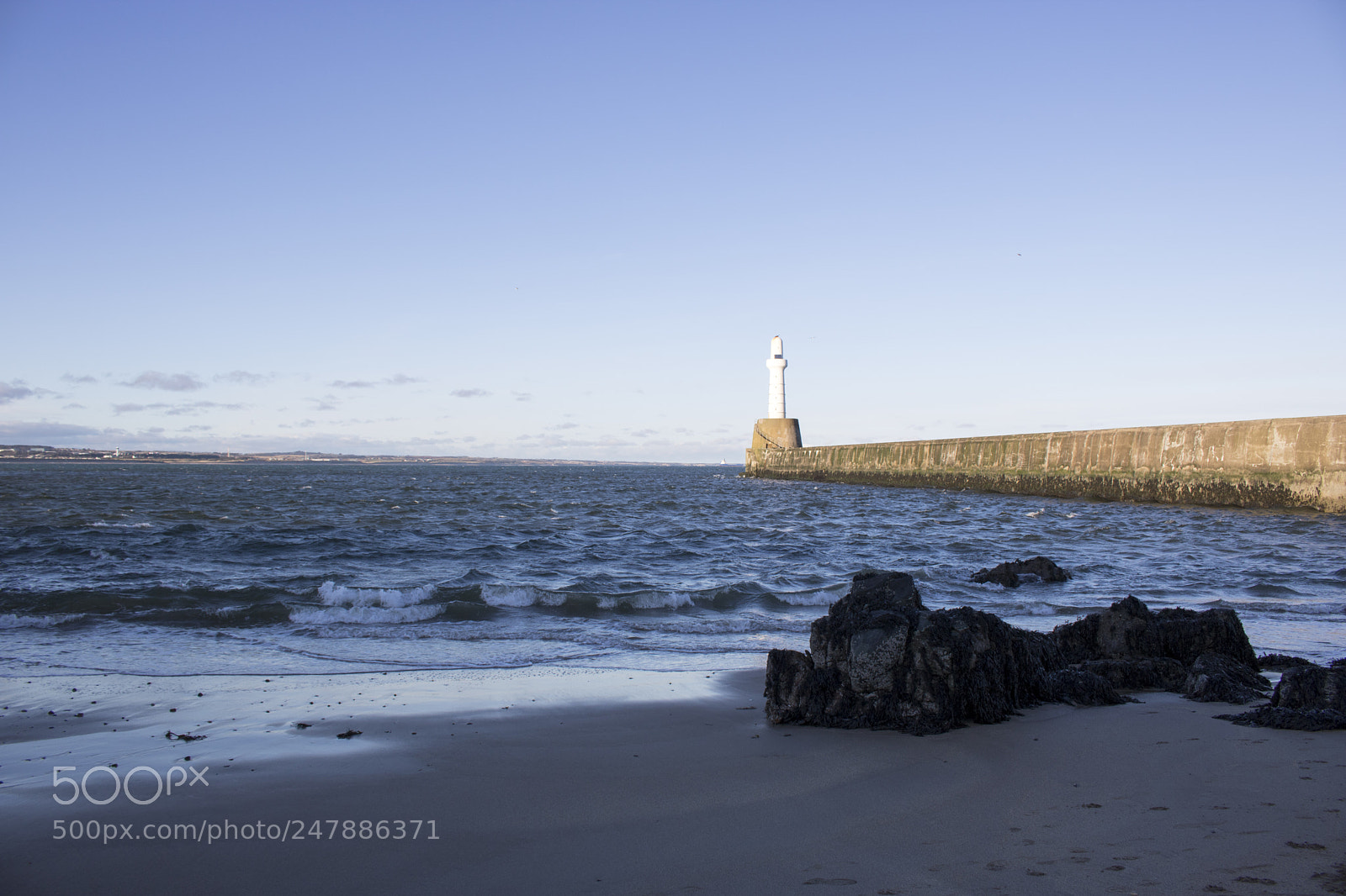 Canon EOS 750D (EOS Rebel T6i / EOS Kiss X8i) sample photo. Aberdeen lighthouse in front photography