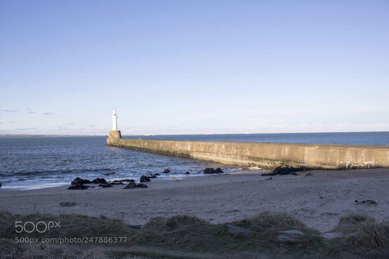Canon EOS 750D (EOS Rebel T6i / EOS Kiss X8i) sample photo. Aberdeen lighthouse in front photography