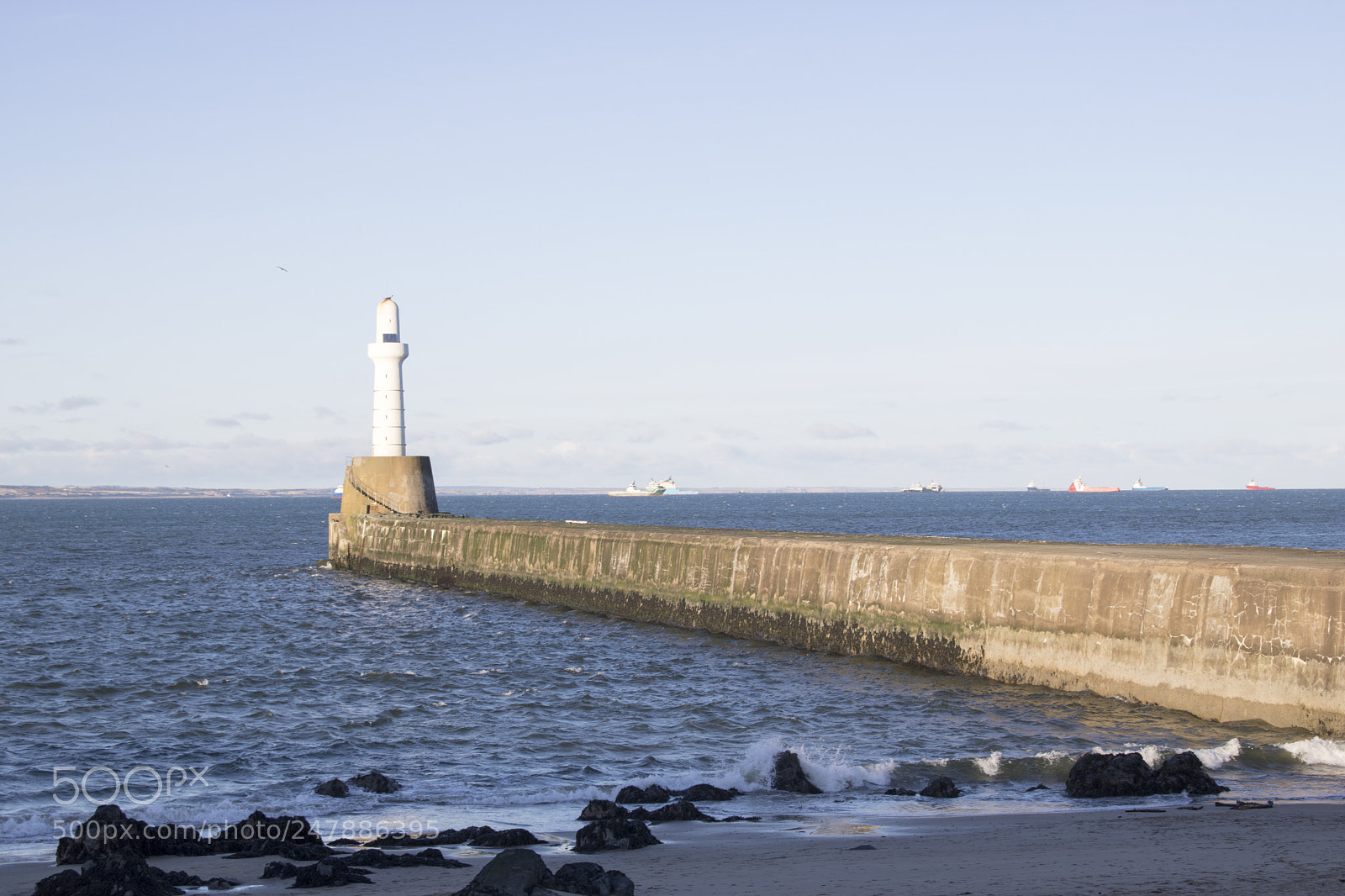 Canon EOS 750D (EOS Rebel T6i / EOS Kiss X8i) sample photo. Aberdeen lighthouse in front photography
