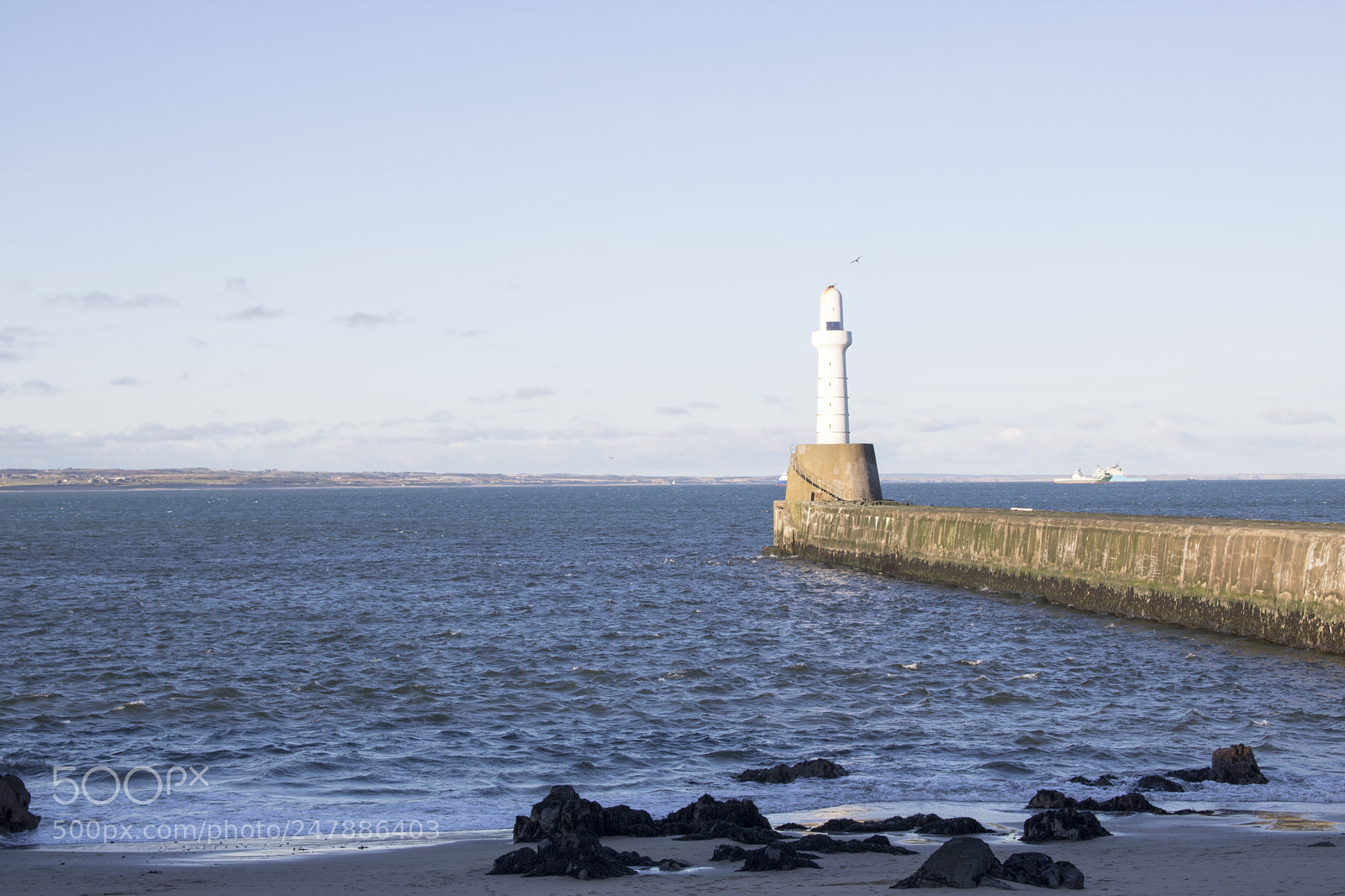 Canon EOS 750D (EOS Rebel T6i / EOS Kiss X8i) sample photo. Aberdeen lighthouse in front photography
