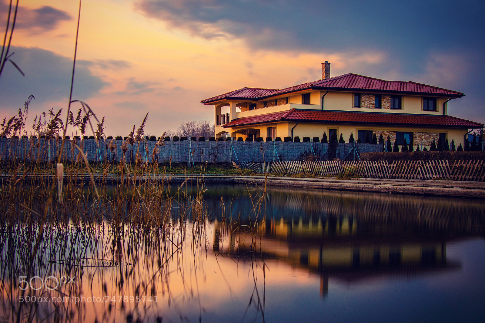 Canon EOS 750D (EOS Rebel T6i / EOS Kiss X8i) sample photo. Lakeside house photography