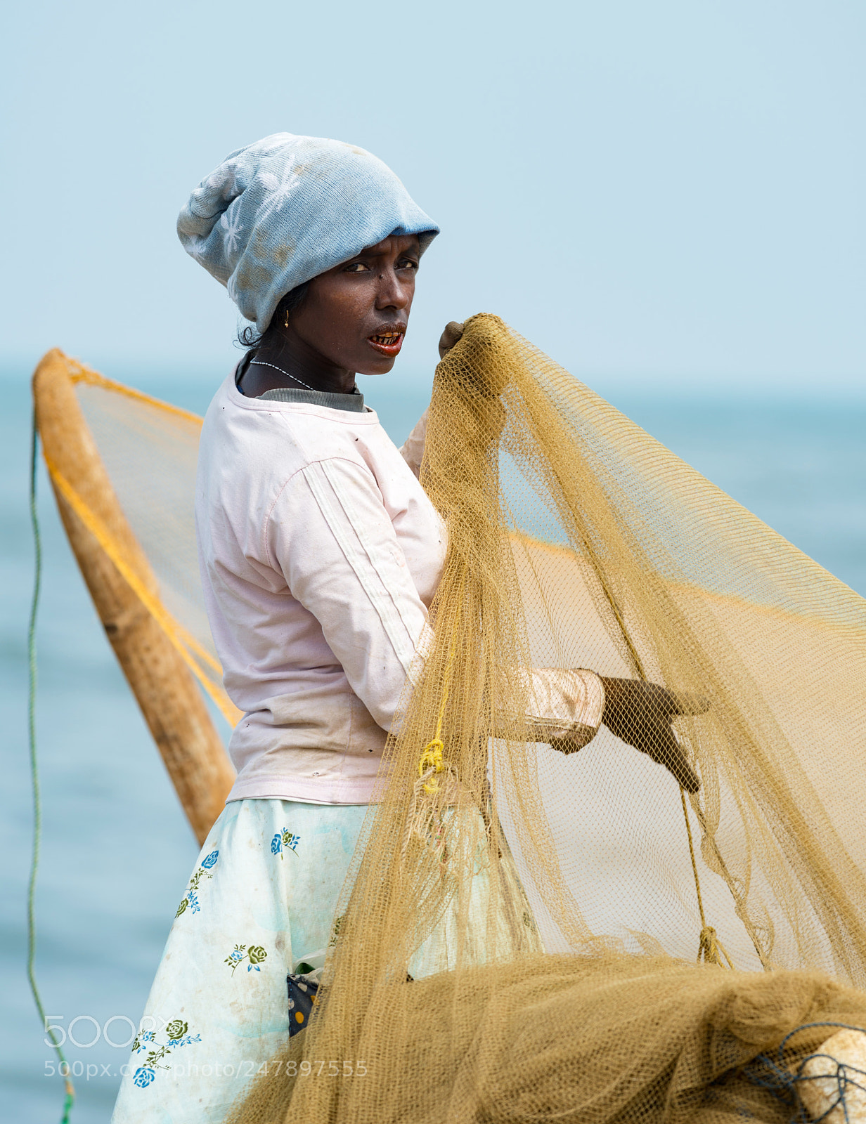 Nikon D800 sample photo. A lankan woman pulls photography