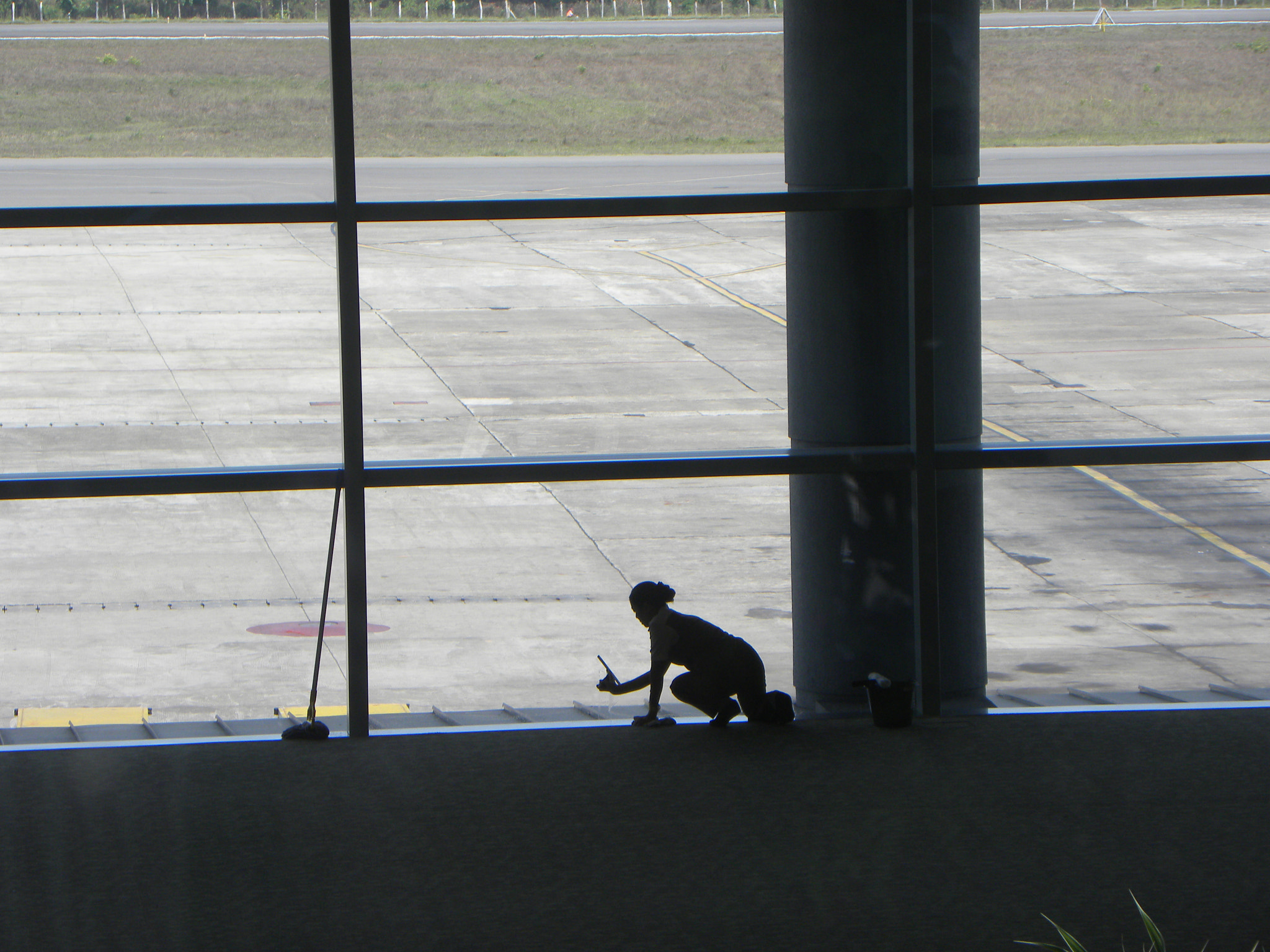 Nikon Coolpix P90 sample photo. Woman cleaning the glass pan photography