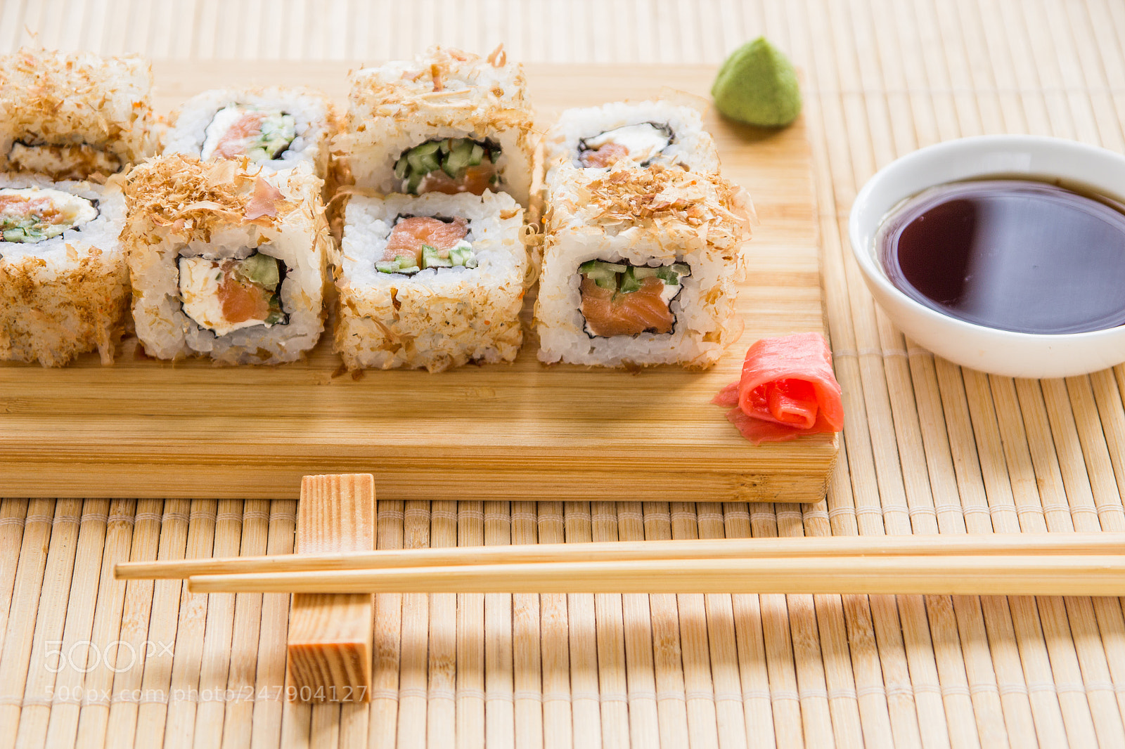 Canon EOS 600D (Rebel EOS T3i / EOS Kiss X5) sample photo. Sushi roll with salmon photography