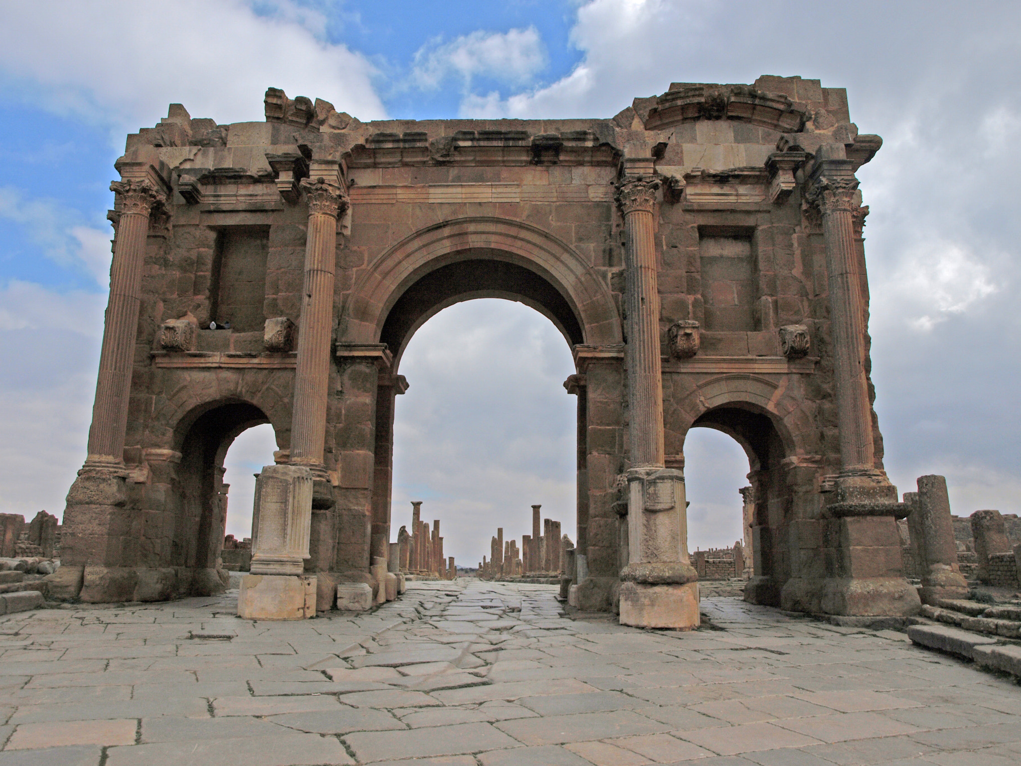 Olympus E-410 (EVOLT E-410) sample photo. Arco di traiano a timgad (algeria) photography