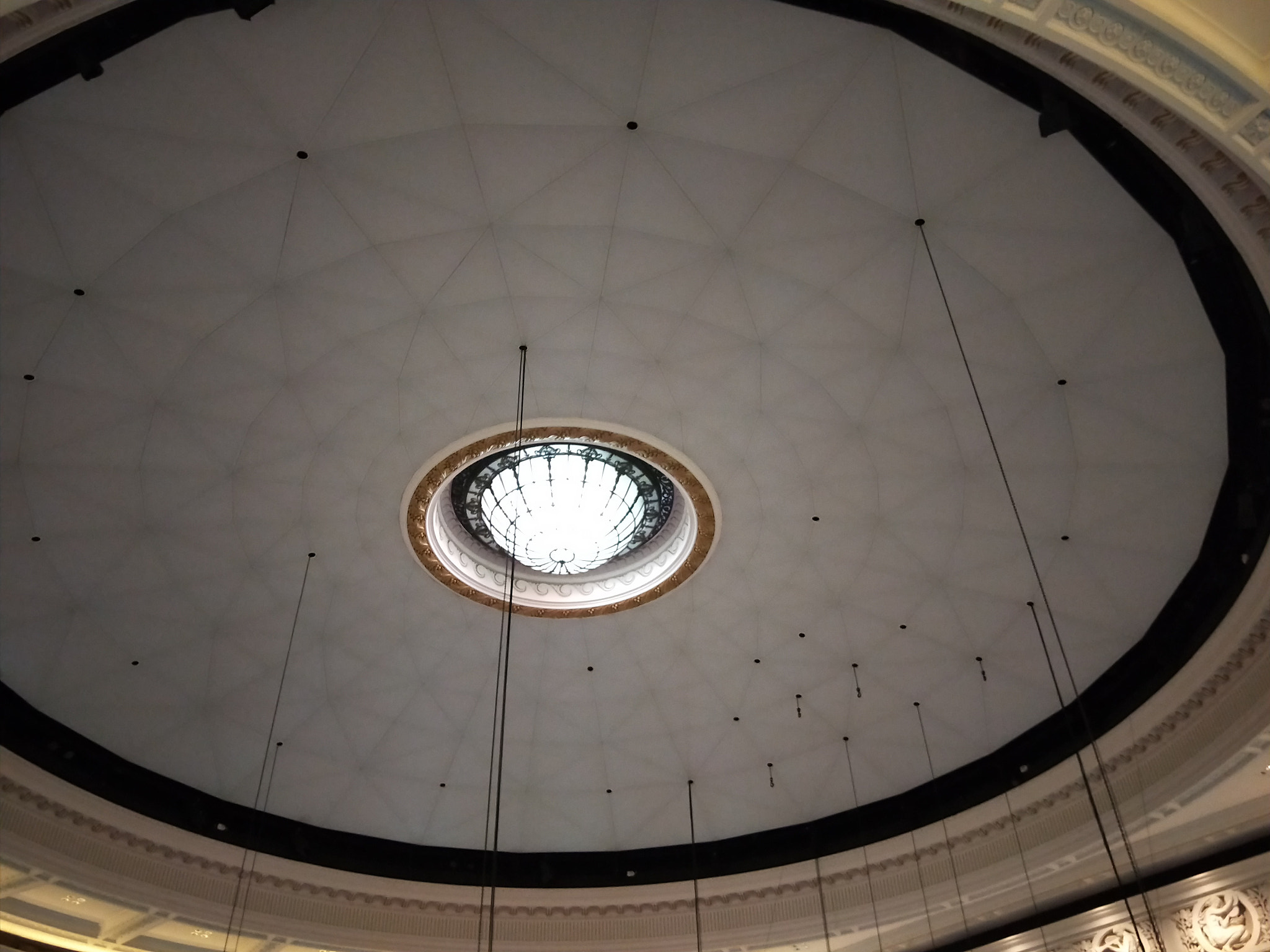 OPPO CPH1719 sample photo. Under the dome in city hall photography