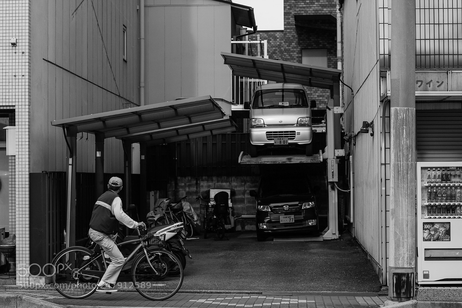 Canon EOS 650D (EOS Rebel T4i / EOS Kiss X6i) sample photo. Alternative car storage photography