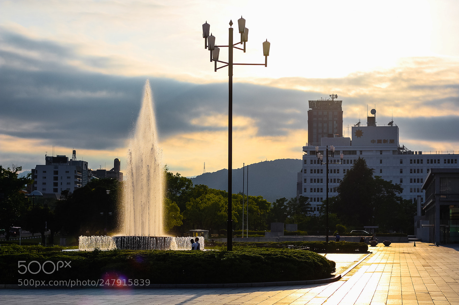 Canon EOS 650D (EOS Rebel T4i / EOS Kiss X6i) sample photo. Golden fountain photography
