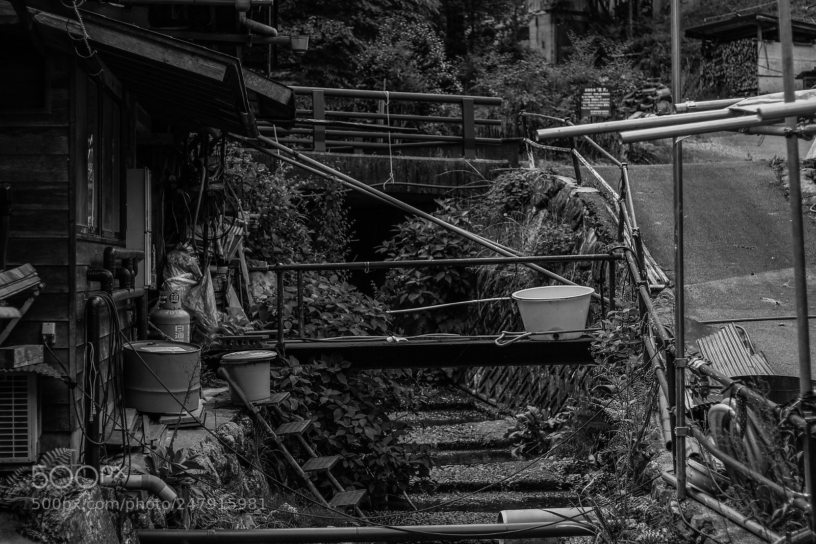 Canon EOS 650D (EOS Rebel T4i / EOS Kiss X6i) sample photo. Urban mess on old photography