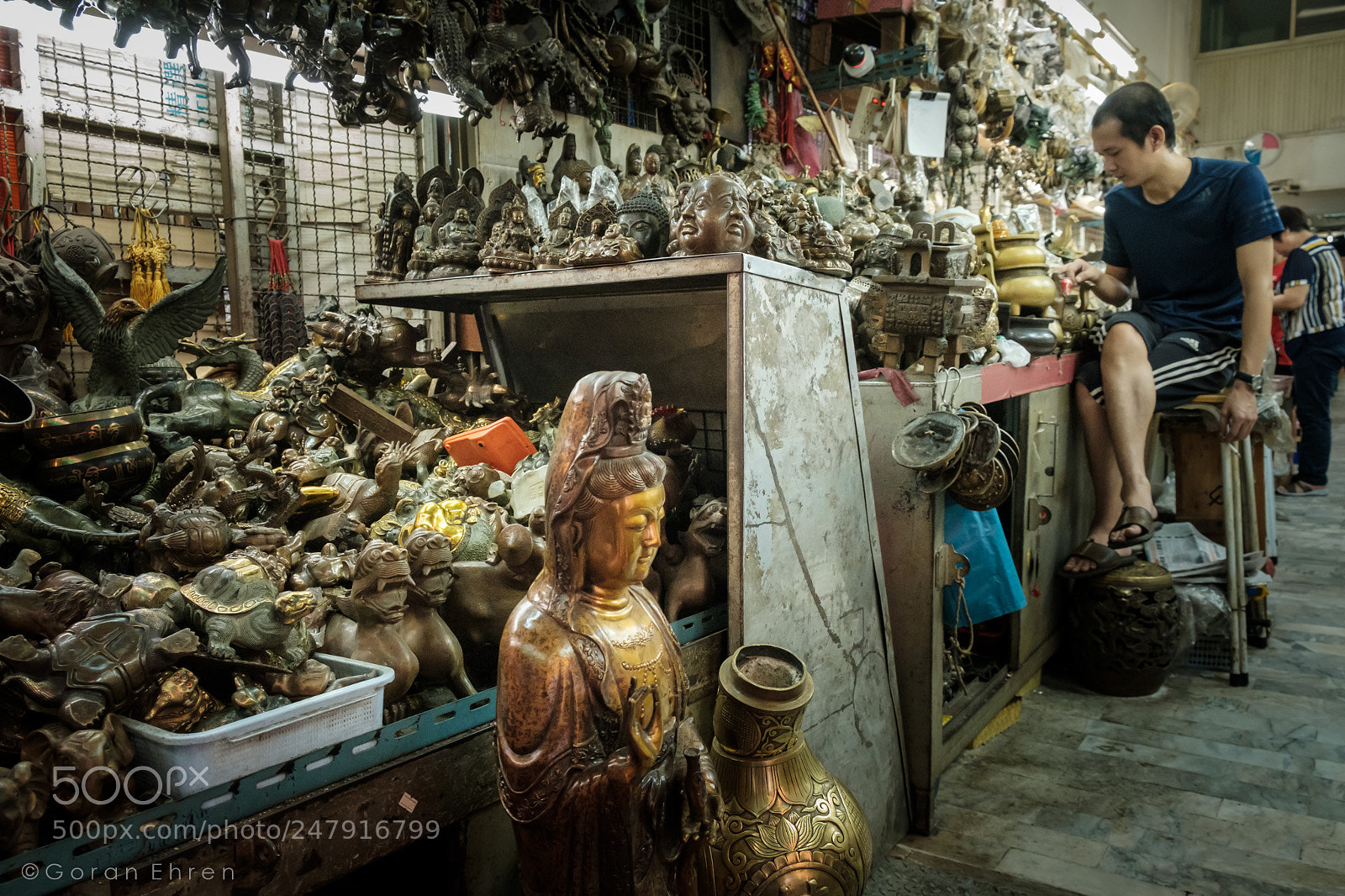 Fujifilm X-T2 sample photo. Figurine vendor, chinatown, bangkok photography