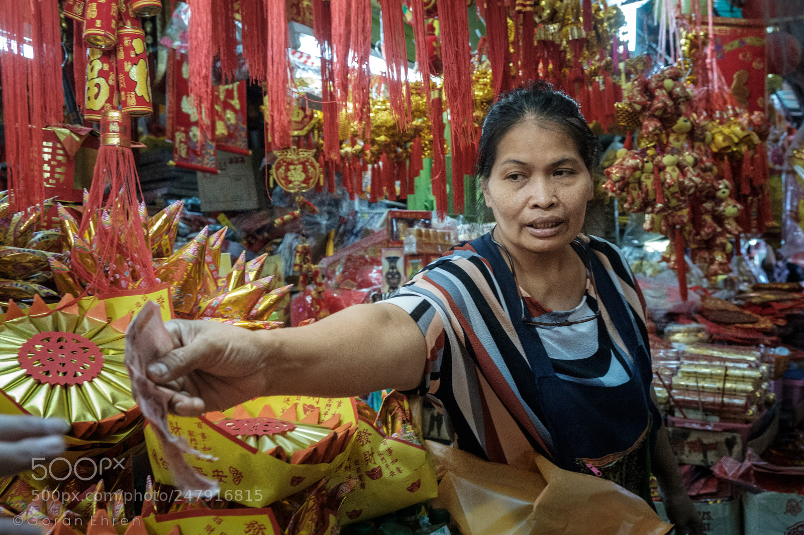 Fujifilm X-T2 sample photo. Golden paper for offering photography