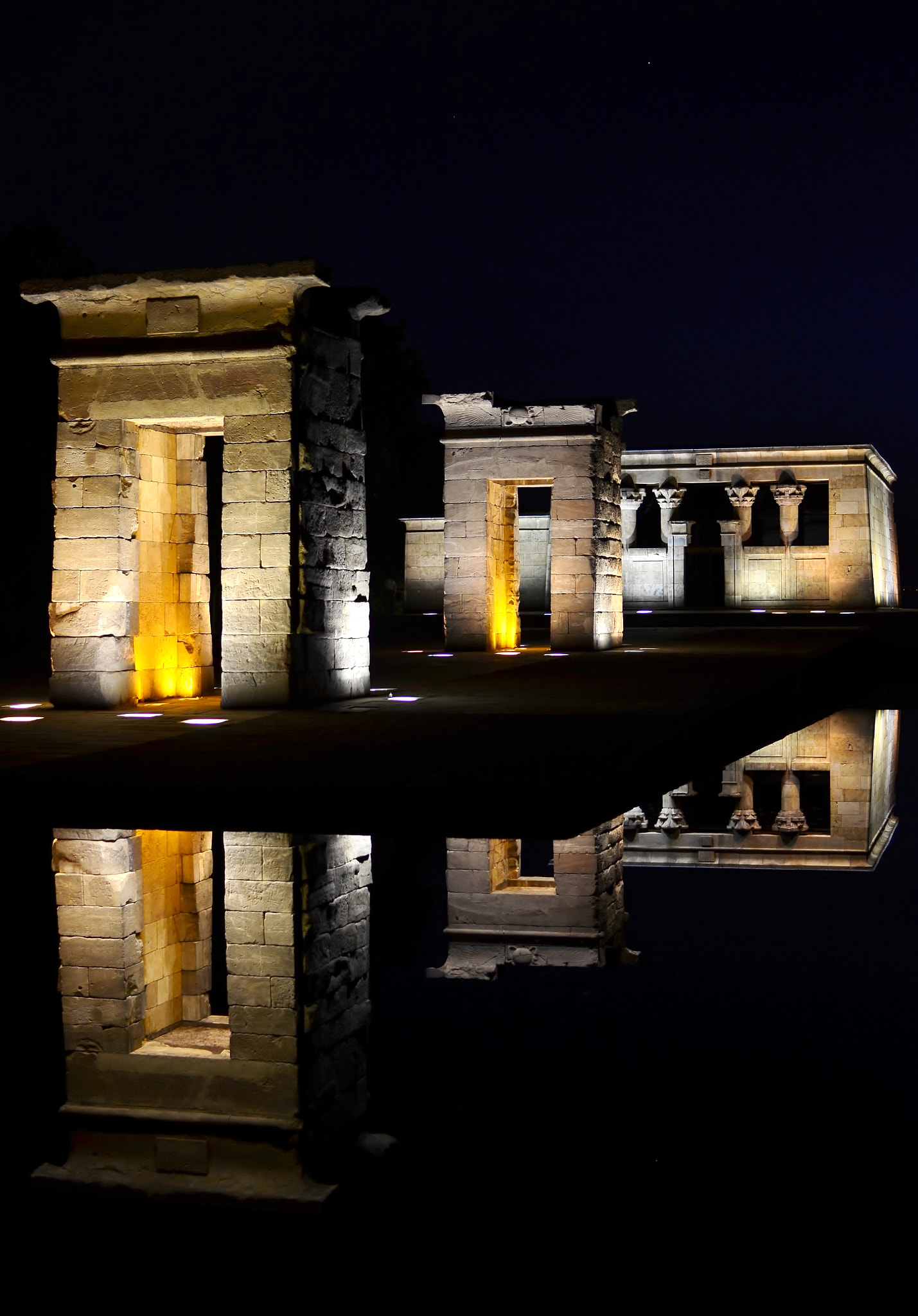 Nikon D7000 + Nikon AF-S DX Nikkor 35mm F1.8G sample photo. Templo de debod photography