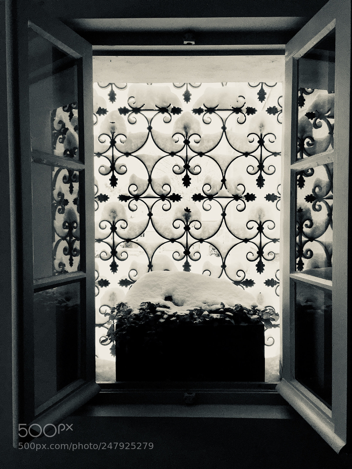 Apple iPhone 6 sample photo. Snowy window photography