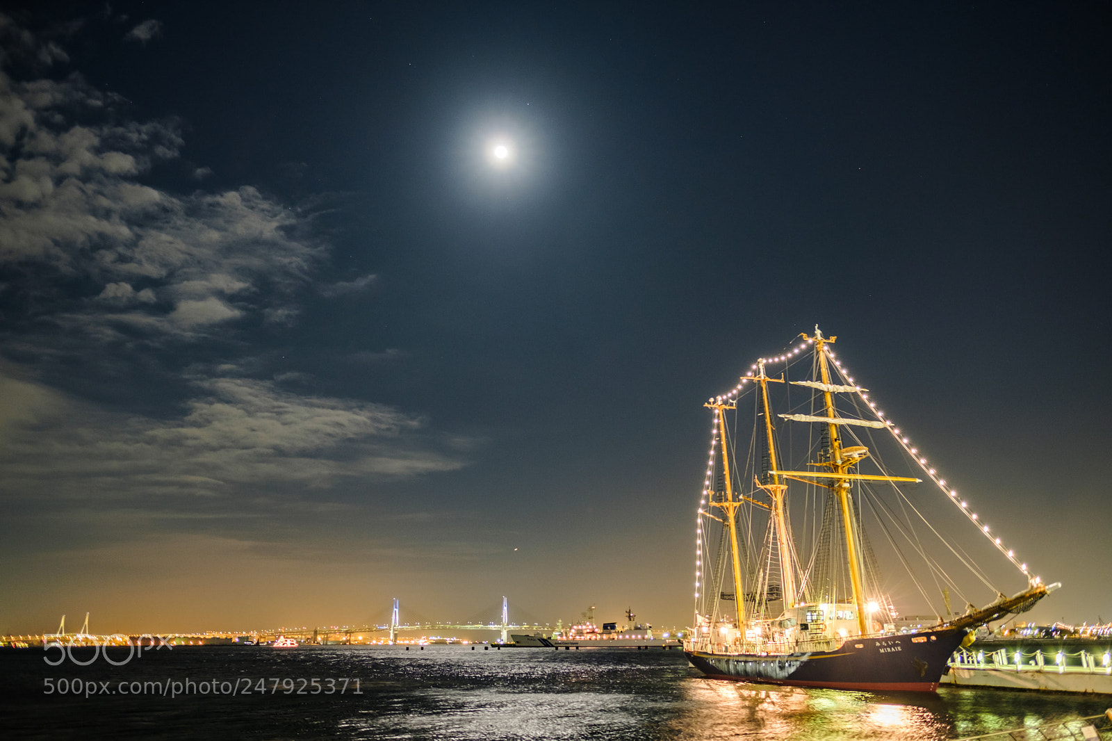 Fujifilm X-T2 sample photo. Full moon minatomirai photography