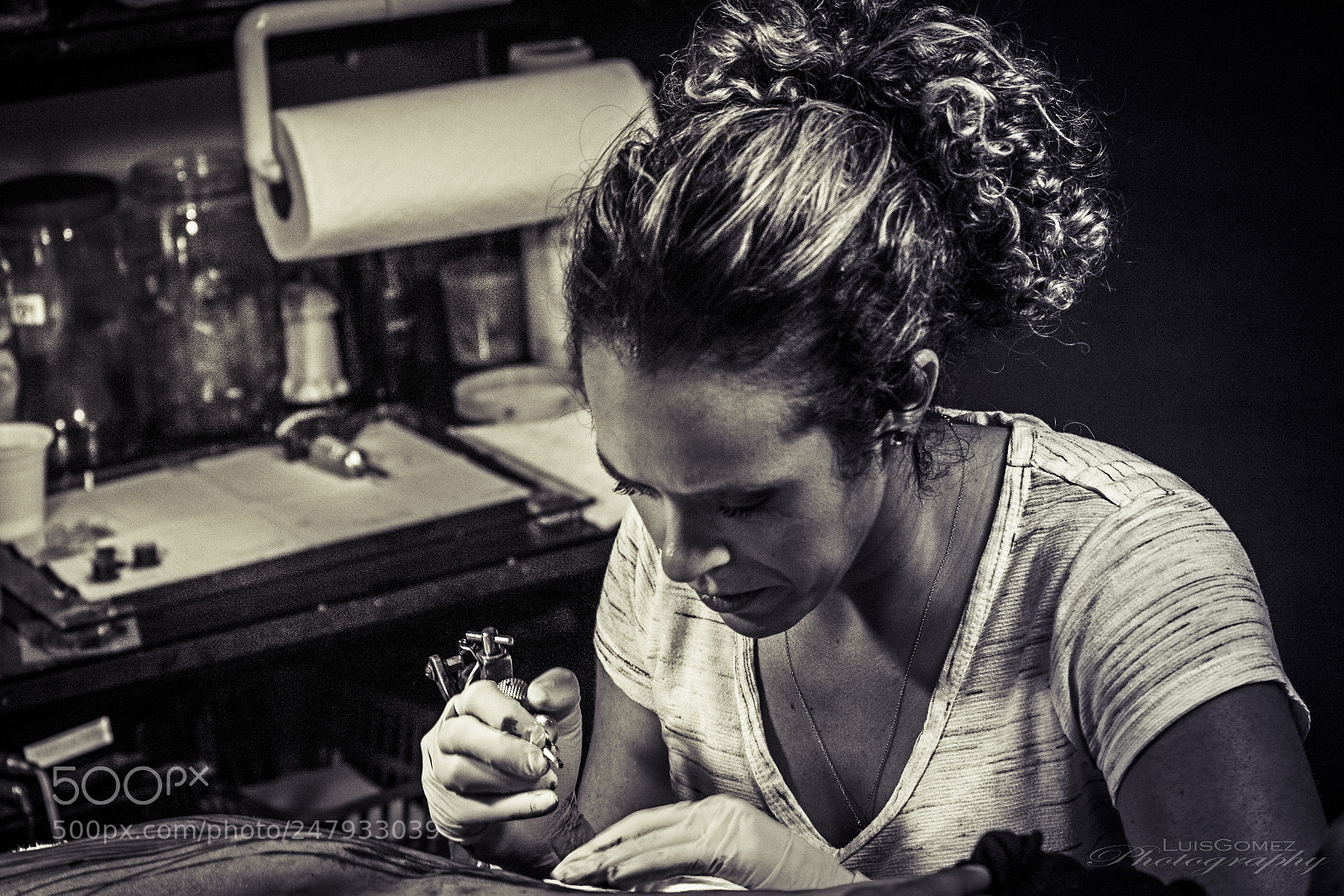 Canon EOS 1300D (EOS Rebel T6 / EOS Kiss X80) sample photo. Tattooist photography