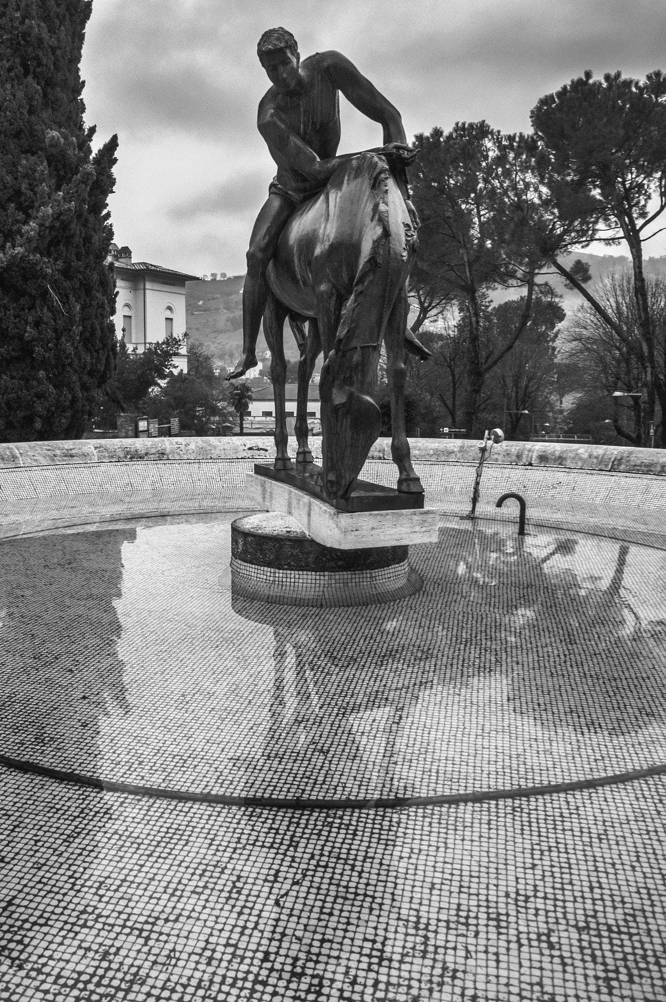 Olympus PEN E-PM2 sample photo. Particular monument to the fallen in the war by cr photography