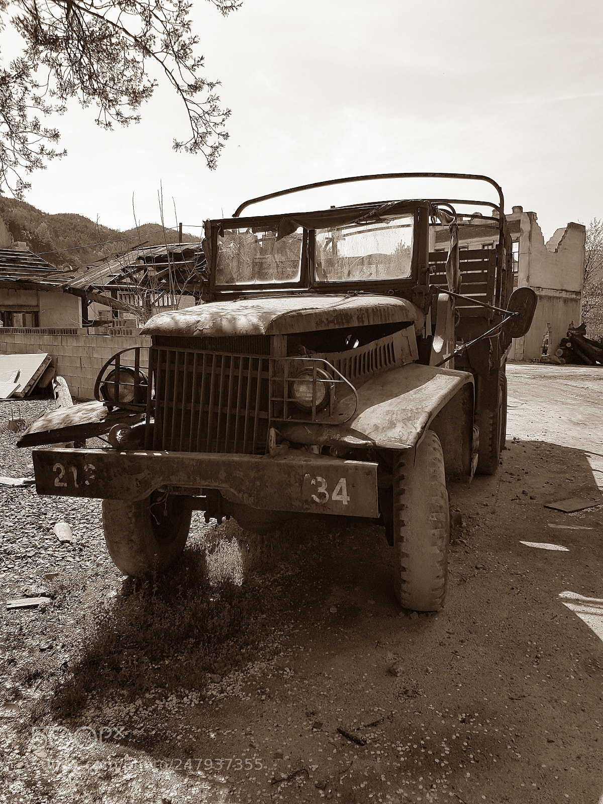 Samsung Galaxy S7 sample photo. Rusty military truck photography
