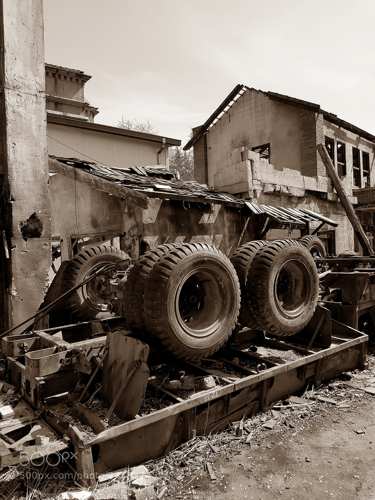 Samsung Galaxy S7 sample photo. Broken military vehicle photography