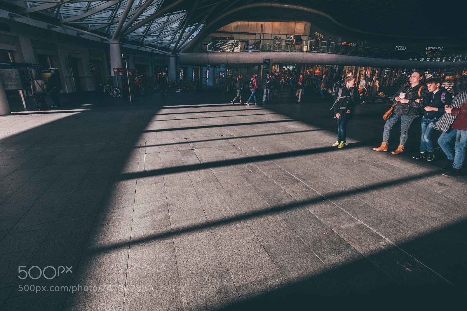 Fujifilm X-T2 sample photo. King's cross station, labour photography