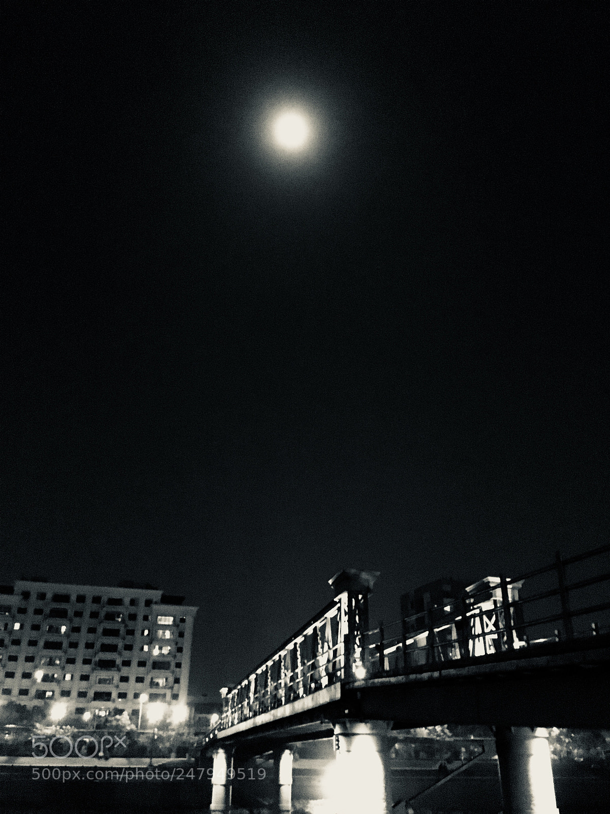 Apple iPhone SE sample photo. #moon#sky#full#night photography