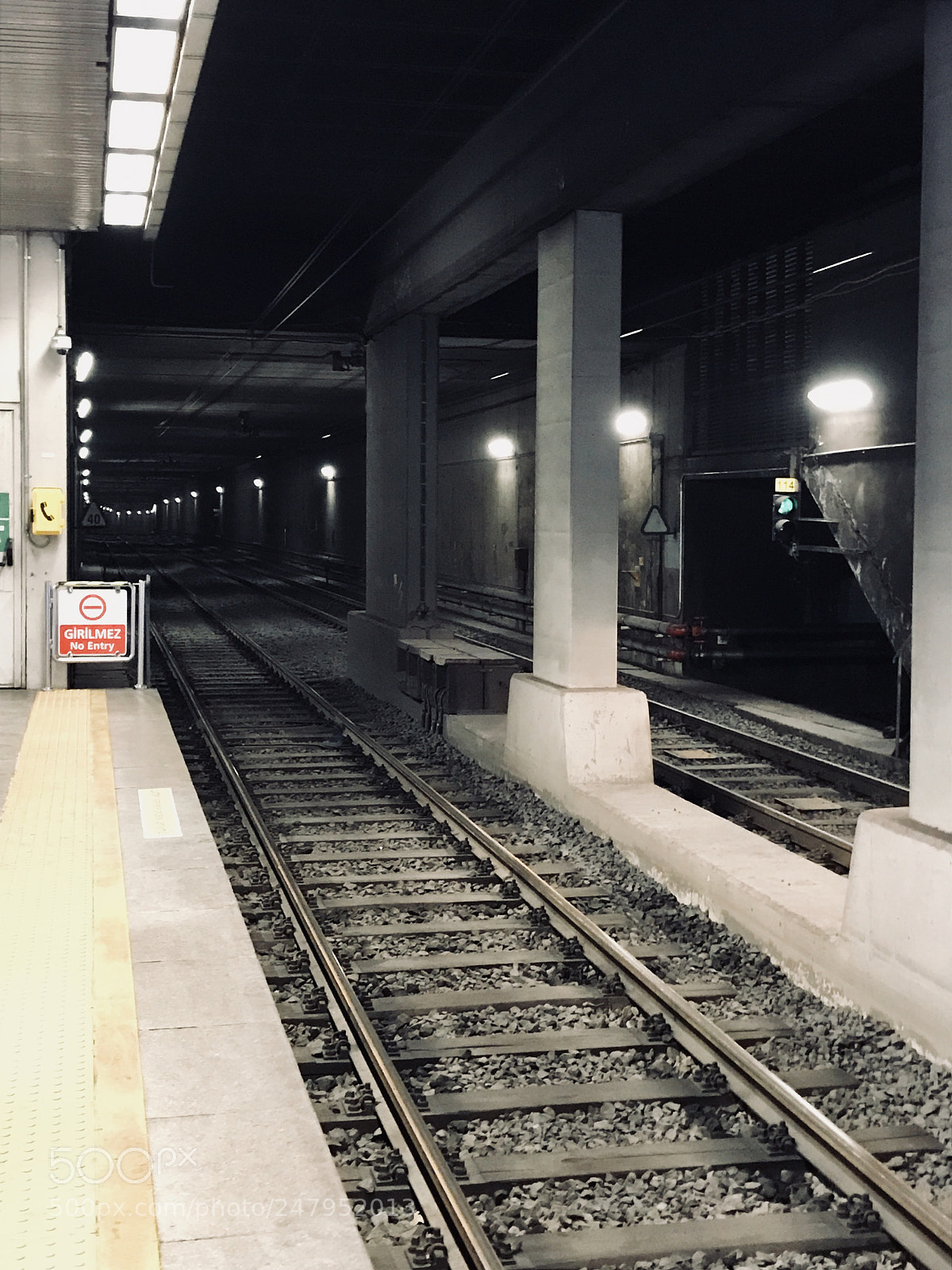 Apple iPhone 7 sample photo. Lighting metro photography