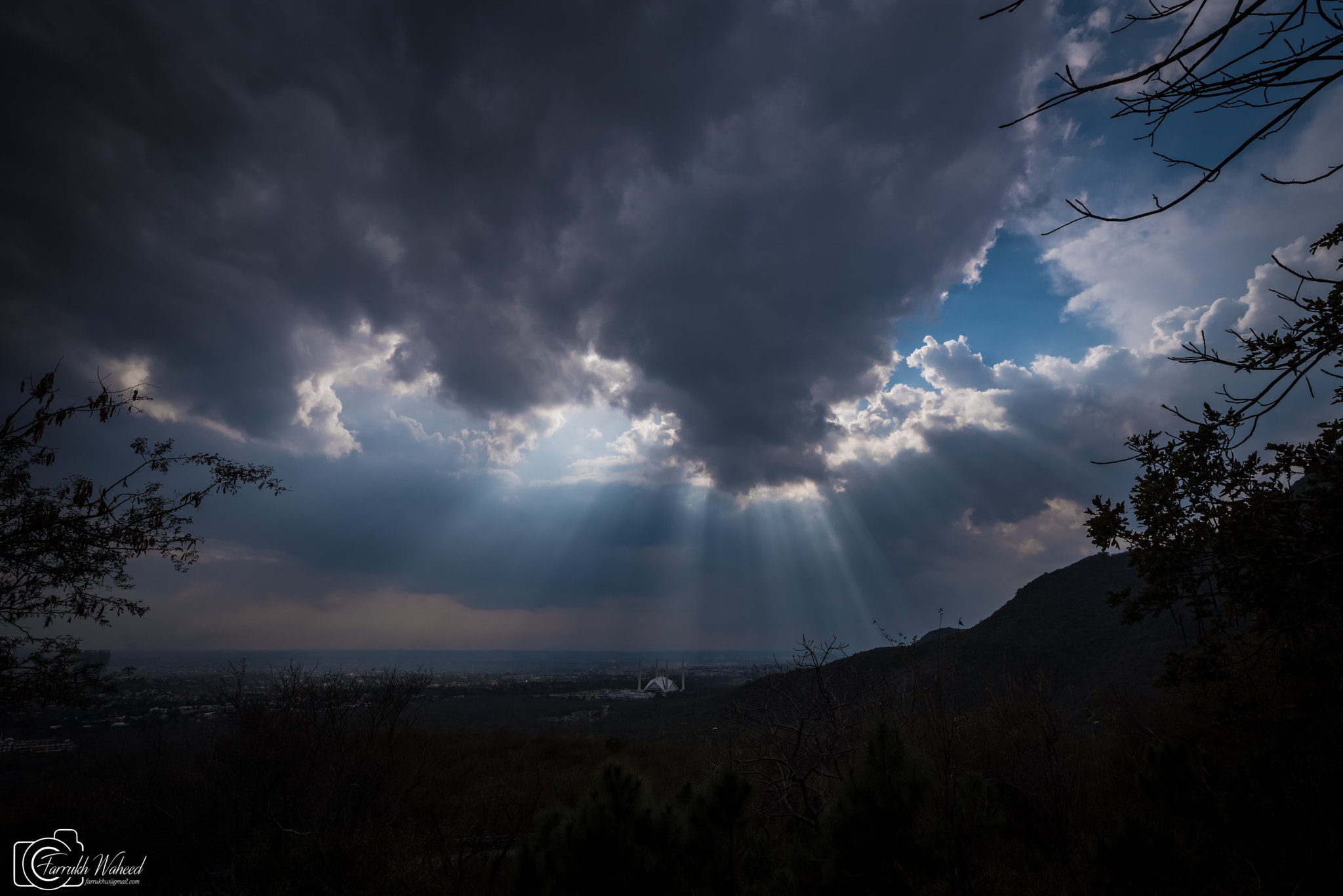 Nikon D750 + Tamron SP 15-30mm F2.8 Di VC USD sample photo. Sunrays over faisal mosque photography