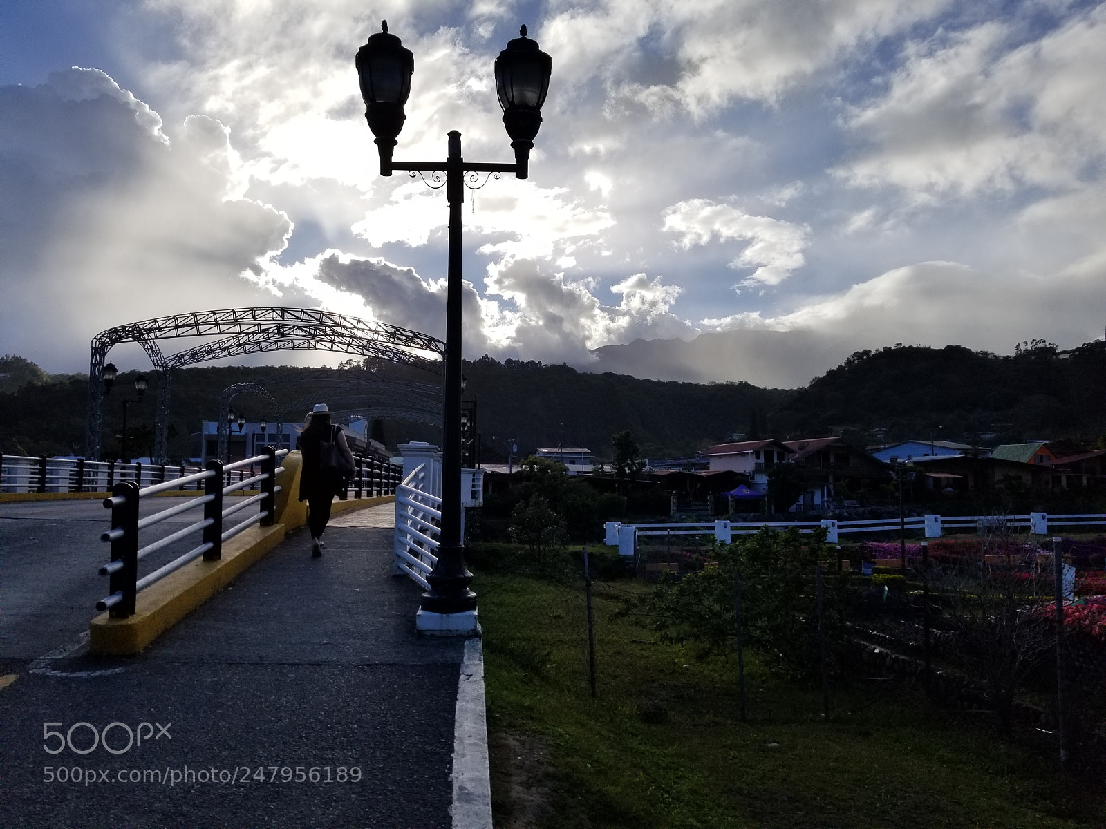 Samsung Galaxy S8+ sample photo. Rays of sunshine photography
