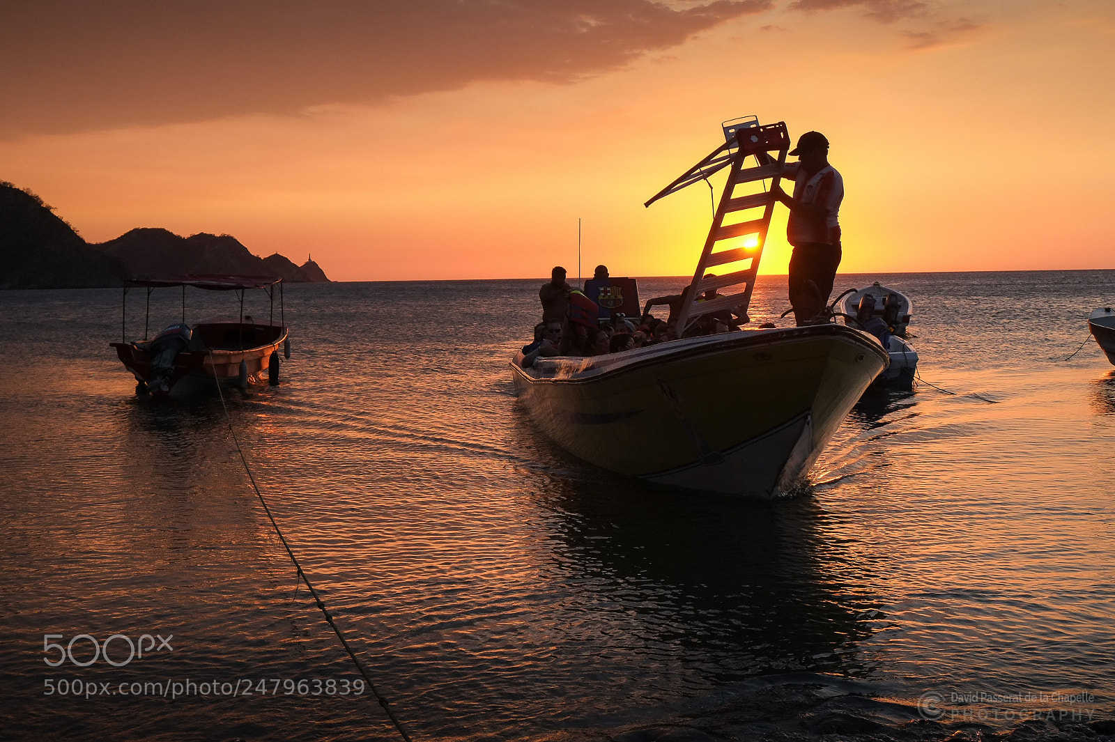 Fujifilm X-E1 sample photo. Boat arrival in taganga photography