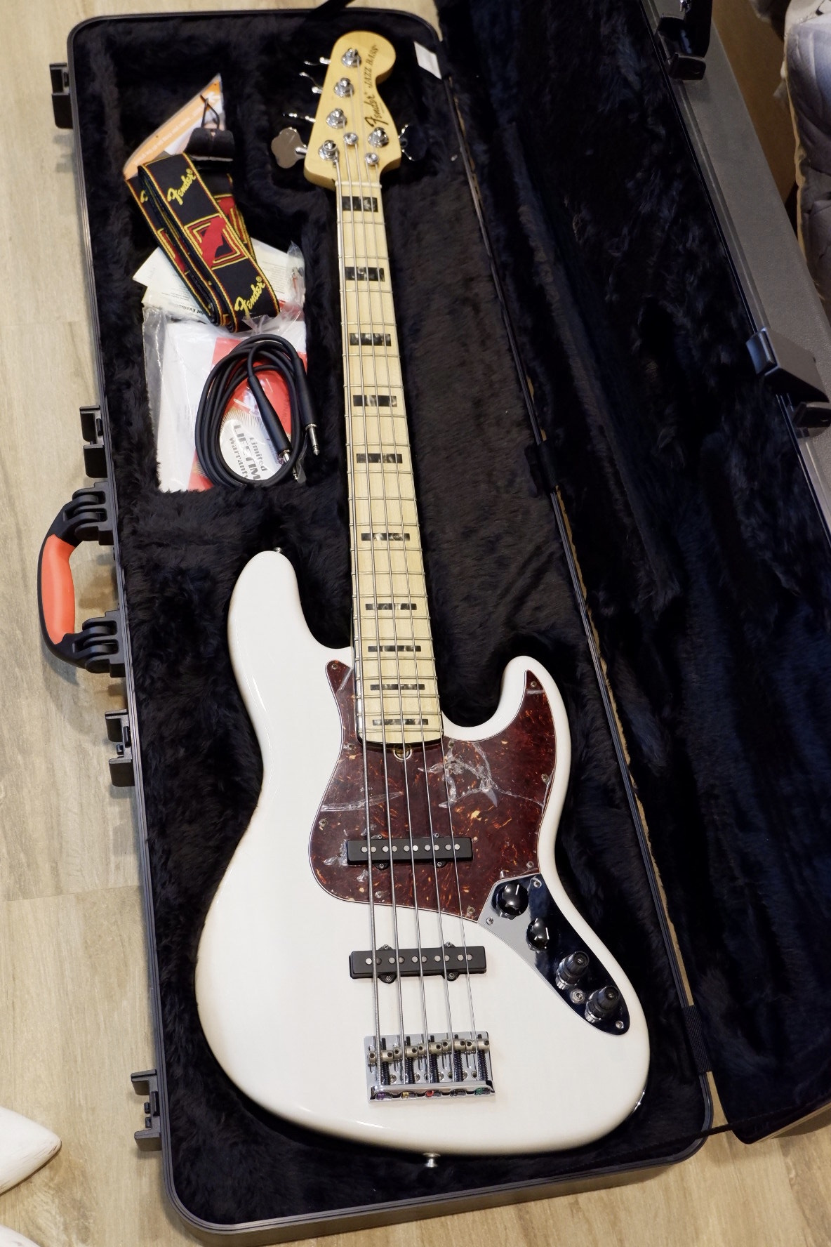 Fujifilm X-A5 sample photo. Fender bass photography