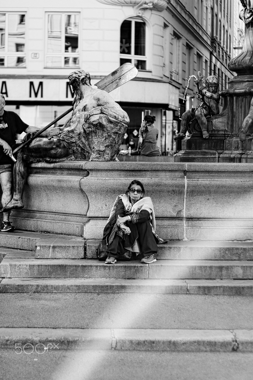 Canon EOS 750D (EOS Rebel T6i / EOS Kiss X8i) sample photo. Old lady in fountain photography