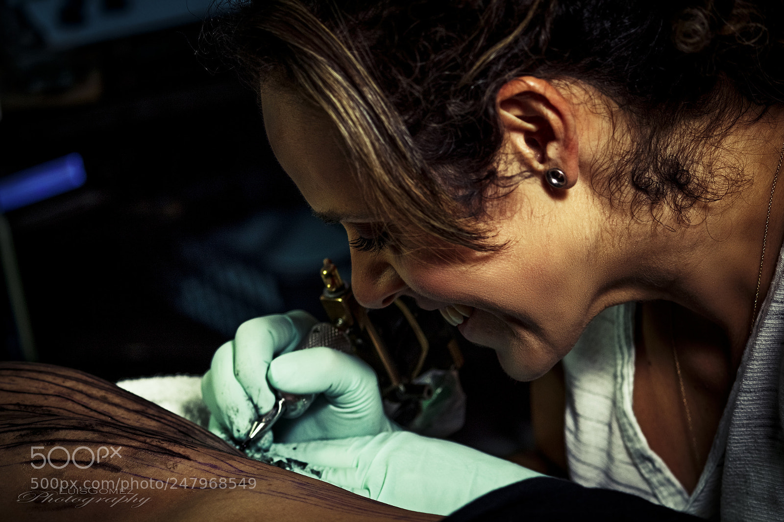 Canon EOS 1300D (EOS Rebel T6 / EOS Kiss X80) sample photo. The tattooist - smile photography