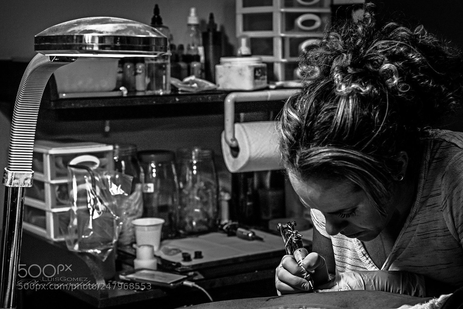 Canon EOS 1300D (EOS Rebel T6 / EOS Kiss X80) sample photo. The tattooist - hands photography