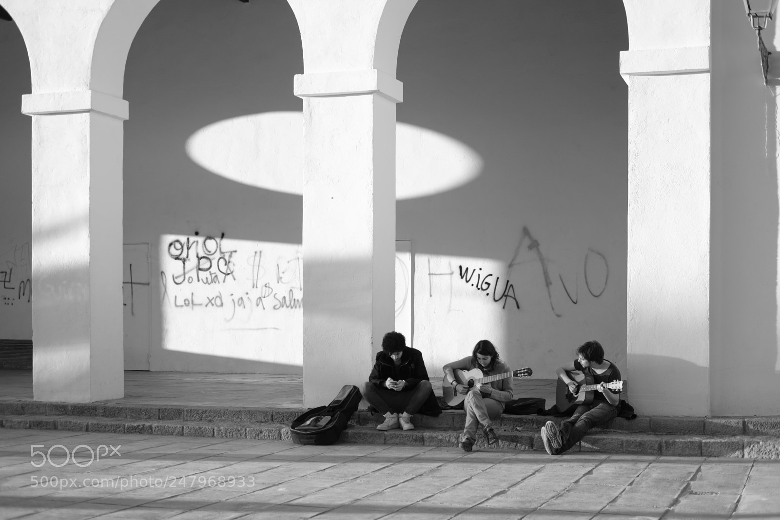 Fujifilm X-Pro2 sample photo. Barcelona guitarists photography