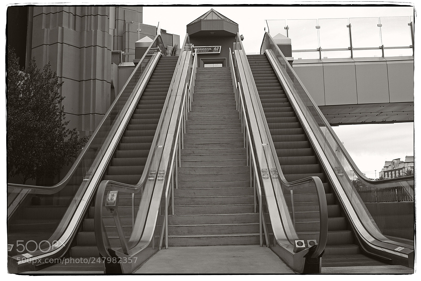 Canon EOS 7D sample photo. Empty escalator in the photography