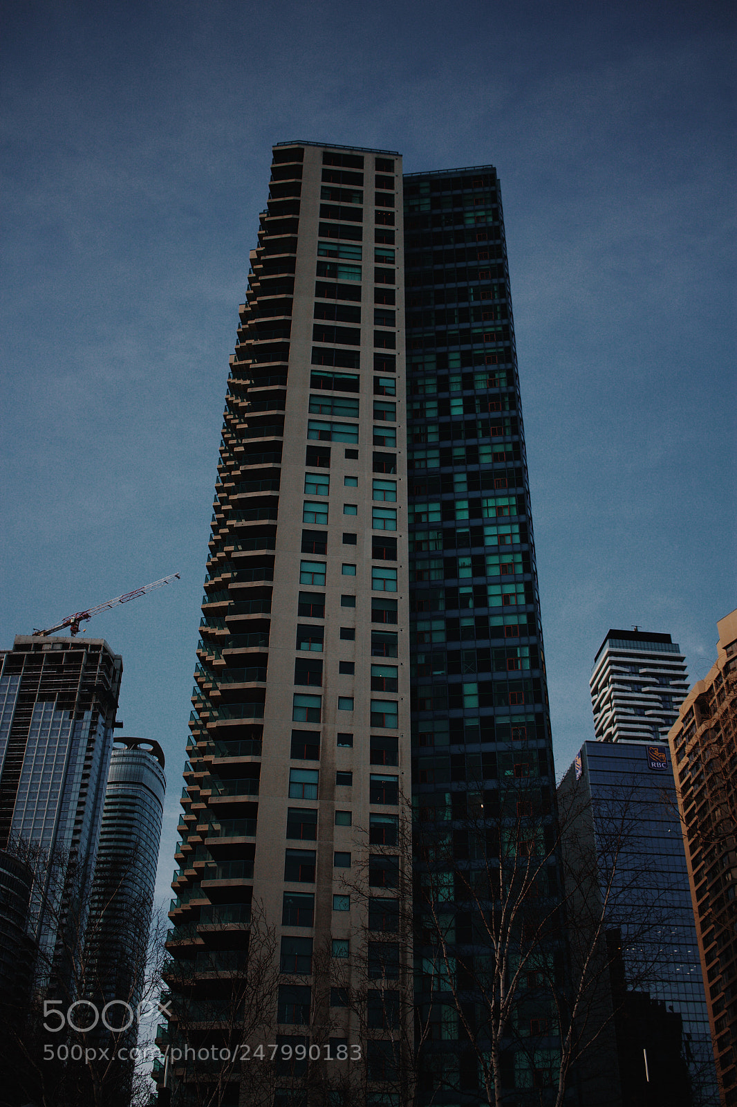Canon EOS 1300D (EOS Rebel T6 / EOS Kiss X80) sample photo. Walking around in toronto photography