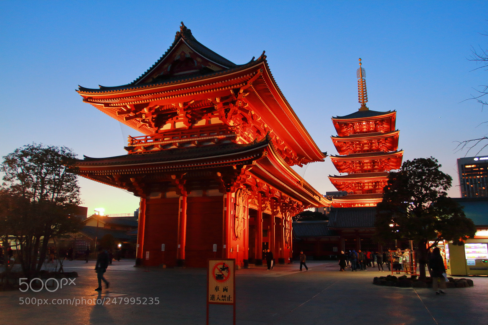 Canon EOS 7D + Canon EF 17-40mm F4L USM sample photo. Senso-ji temple, tokyo, japan photography