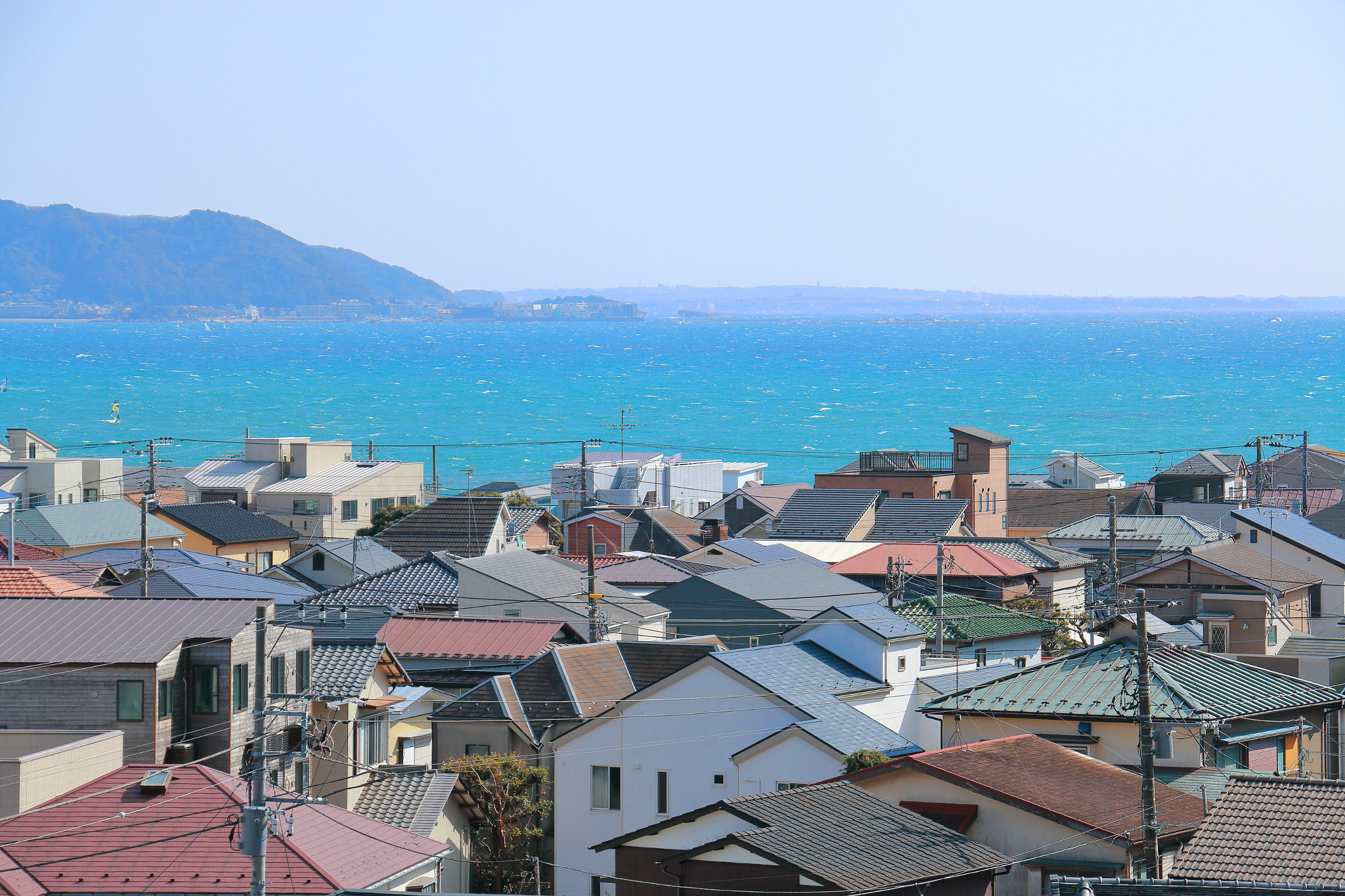 Canon EOS 70D + Canon EF-S 18-135mm F3.5-5.6 IS USM sample photo. Town viewing the sea photography
