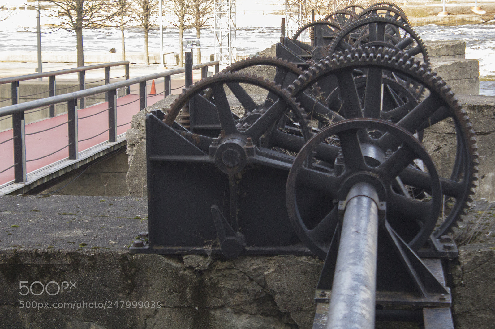 Canon EOS 1200D (EOS Rebel T5 / EOS Kiss X70 / EOS Hi) sample photo. Metal wheels. photography