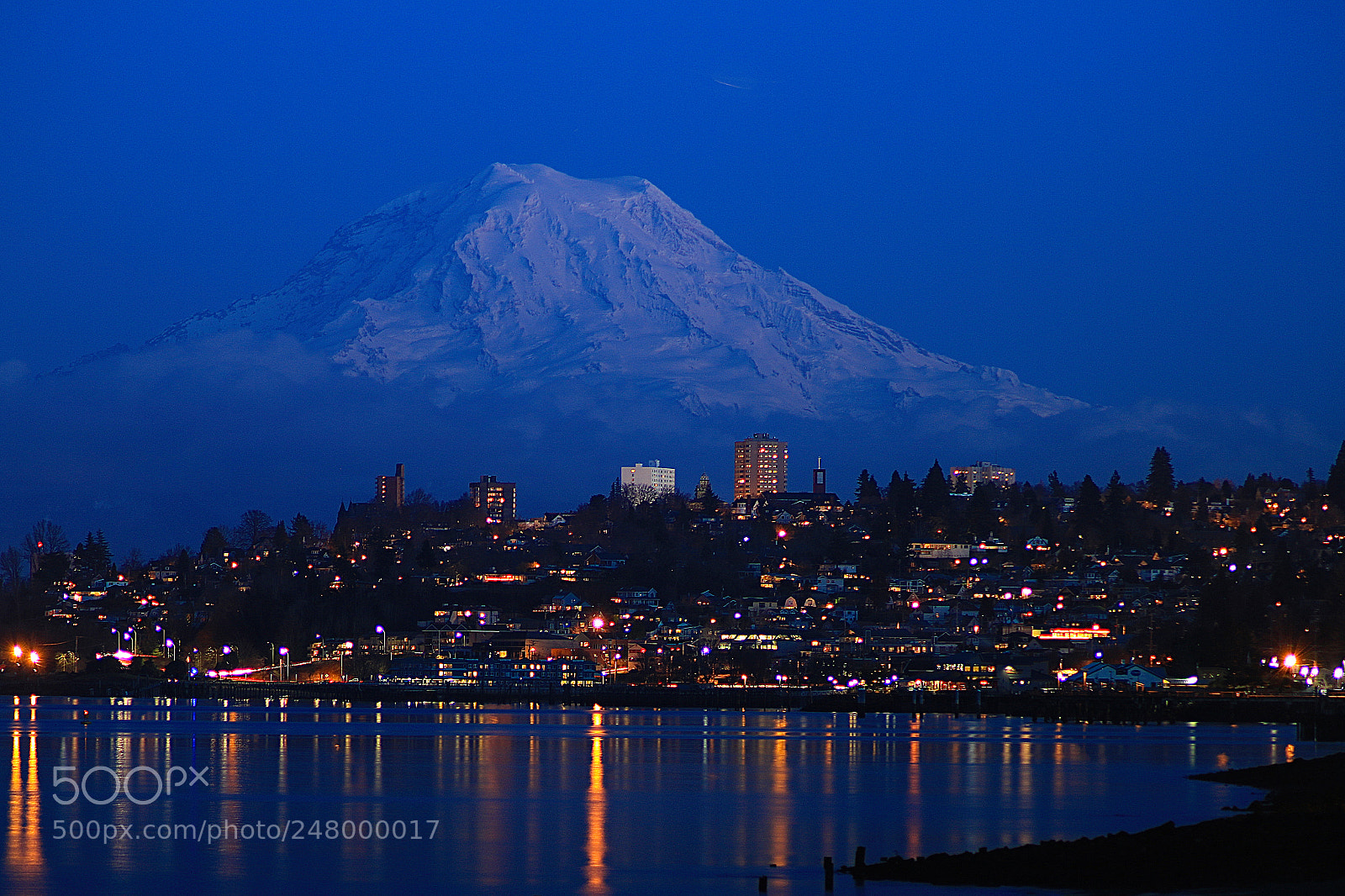 Canon EOS 70D sample photo. Mount rainer floating over photography