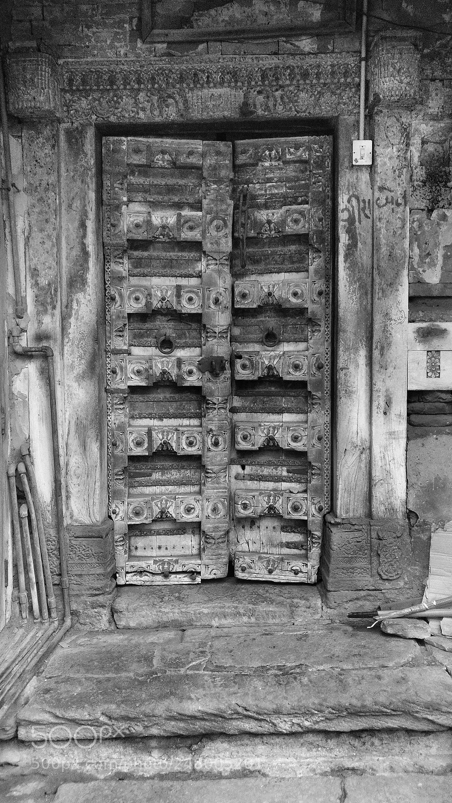 OnePlus A3003 sample photo. Vintage door photography