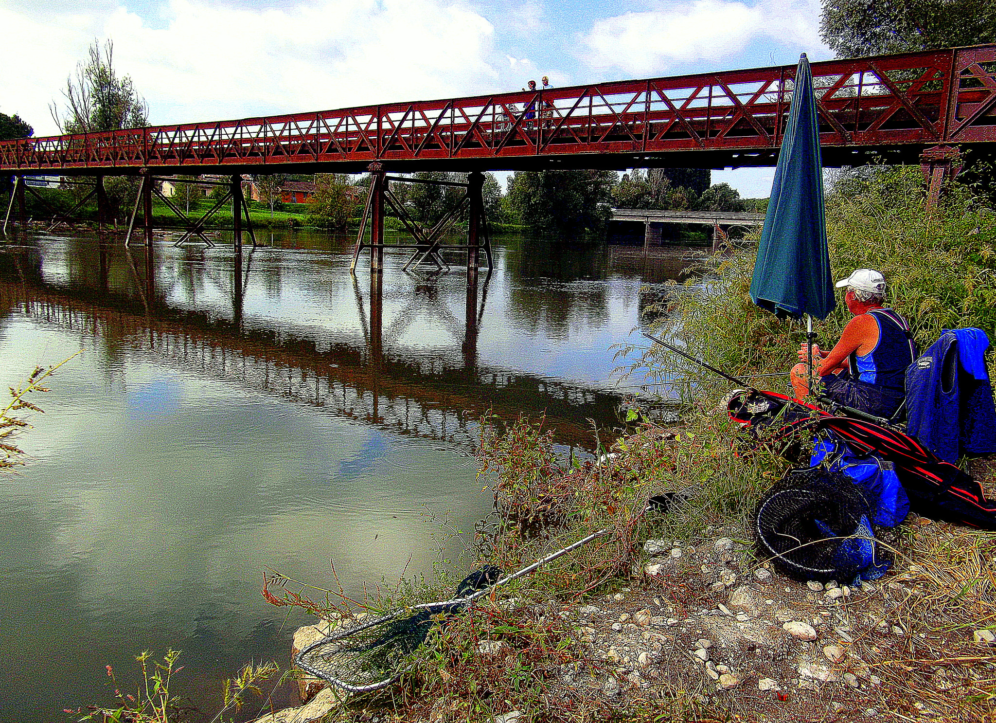 Fujifilm FinePix JX250 sample photo. Il paesaggio, il fiume e il pescatore. photography