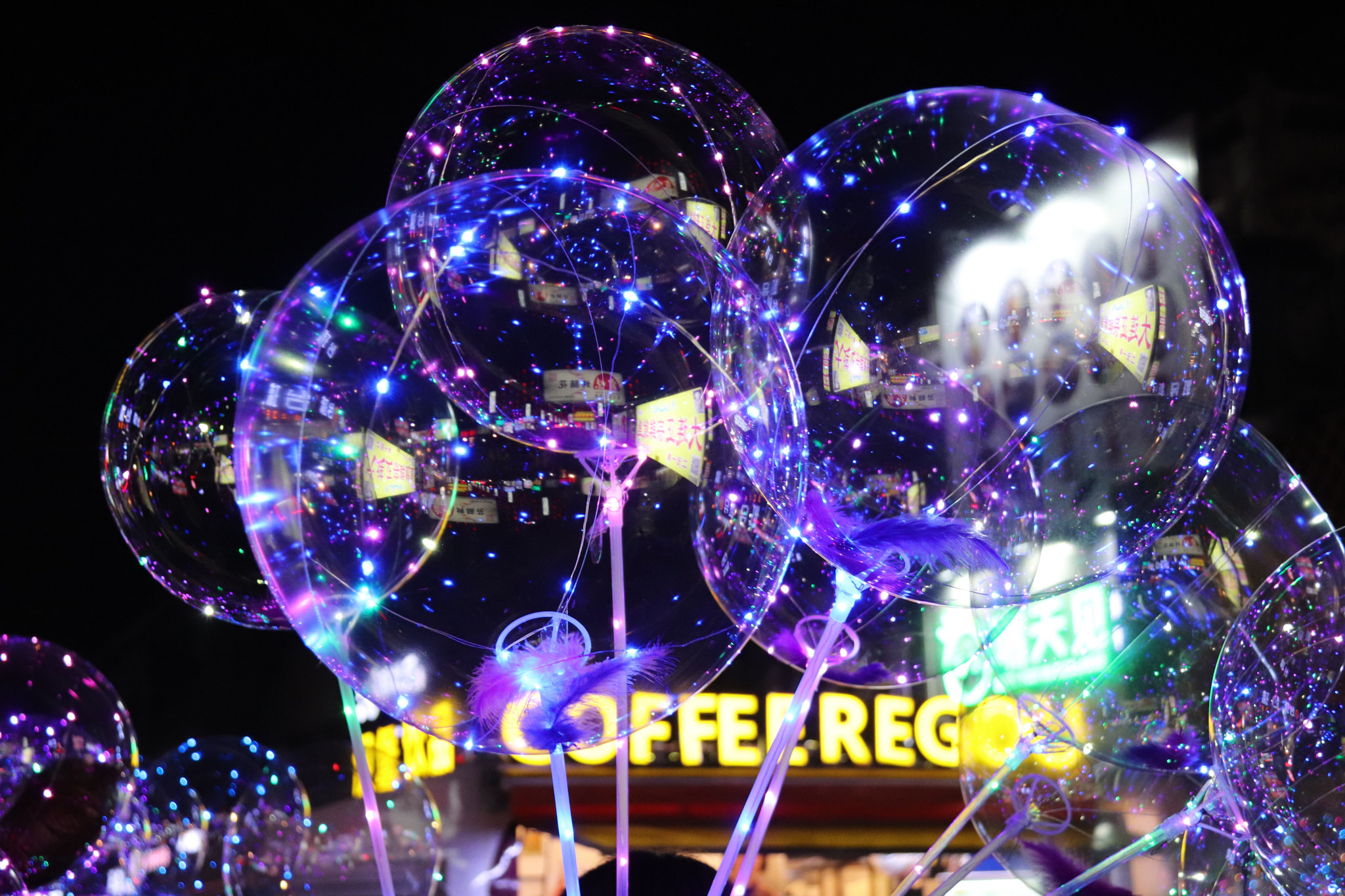 Canon EF-S 18-200mm F3.5-5.6 IS sample photo. 气球 photography