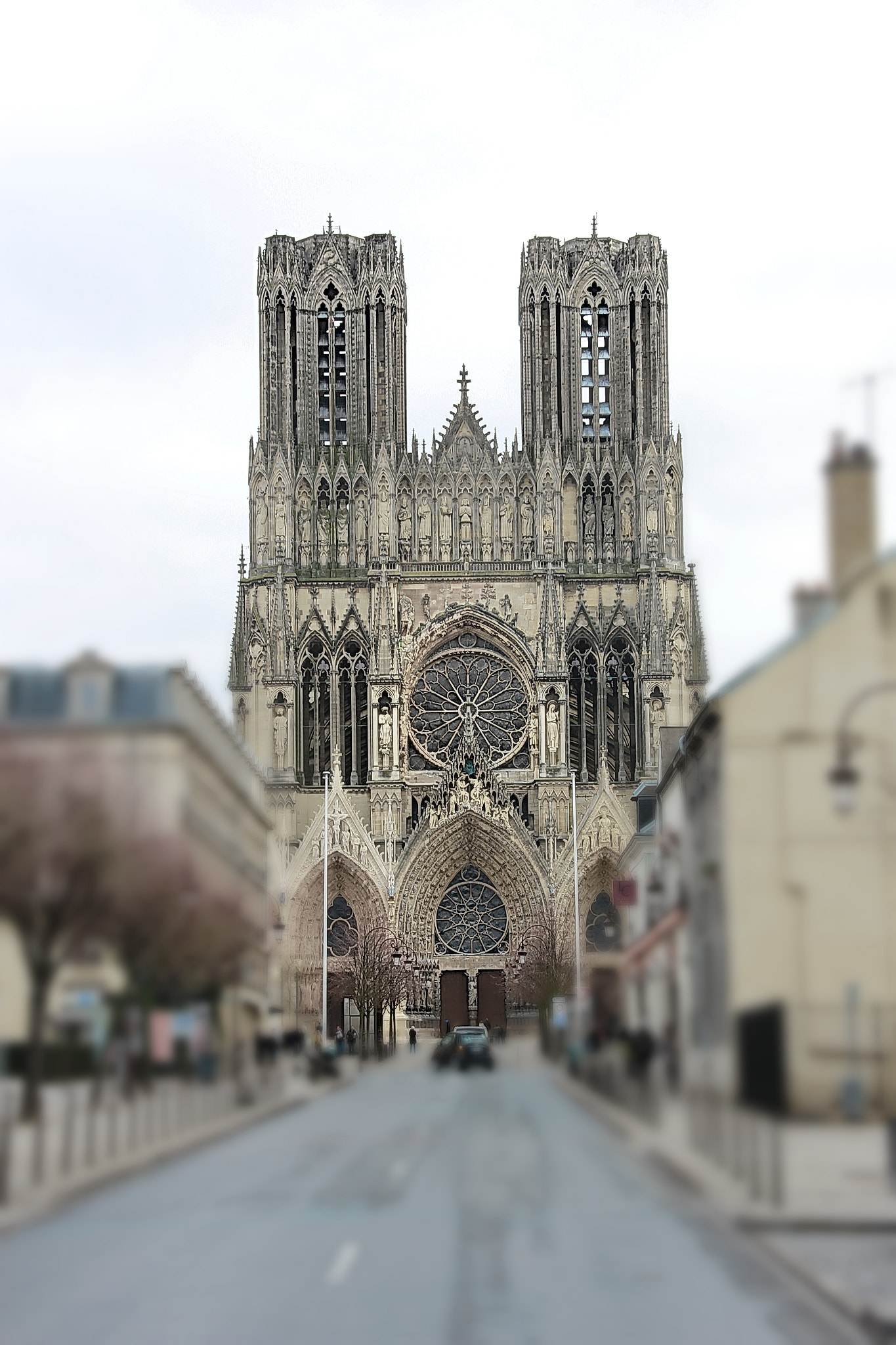 Canon EOS 60D + Canon EF 70-200mm F2.8L IS USM sample photo. Cathédrale de reims mini photography