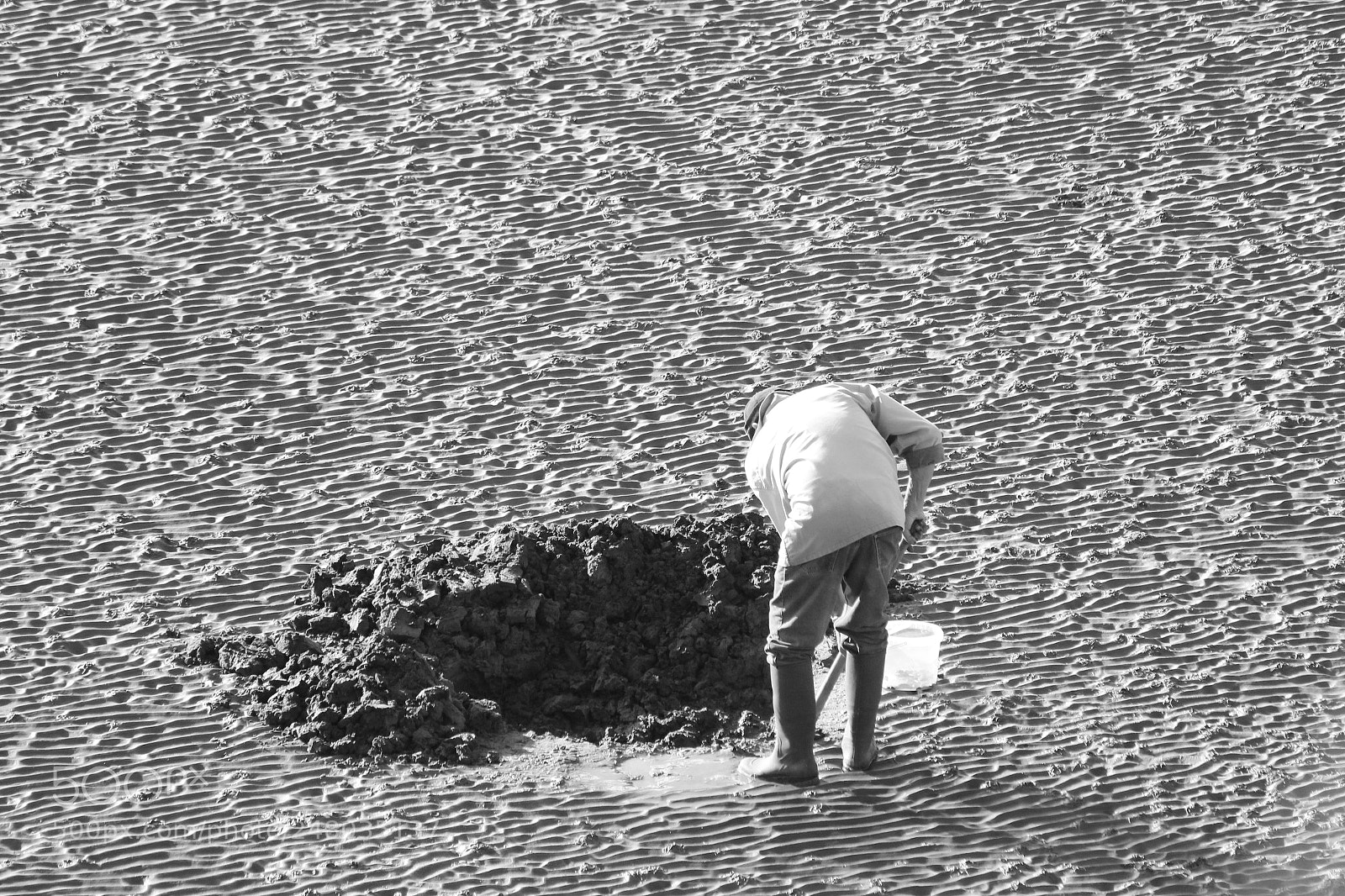 Canon EOS 600D (Rebel EOS T3i / EOS Kiss X5) sample photo. Fisherman on the ground photography